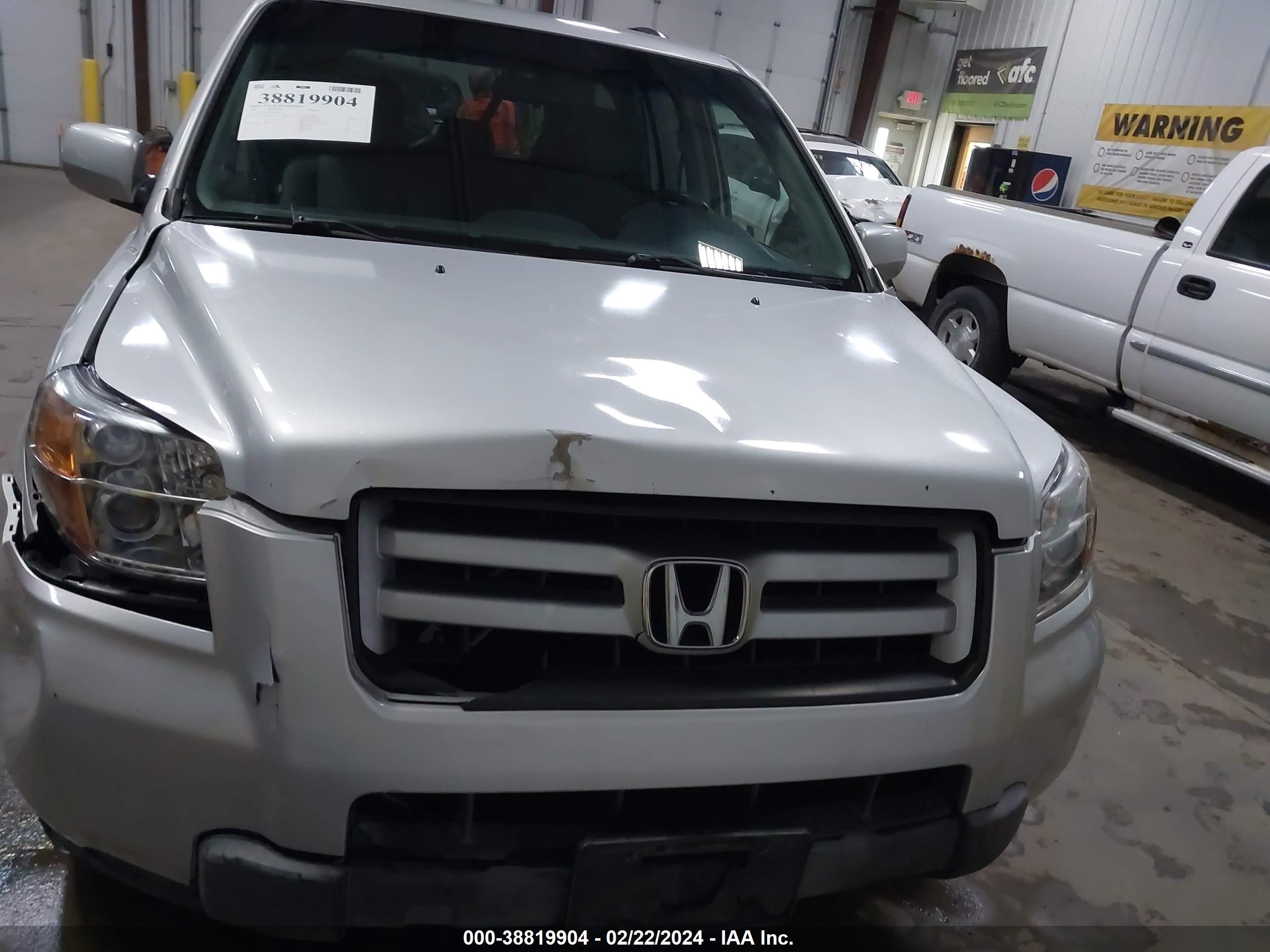 Photo 11 VIN: 5FNYF18298B024274 - HONDA PILOT 