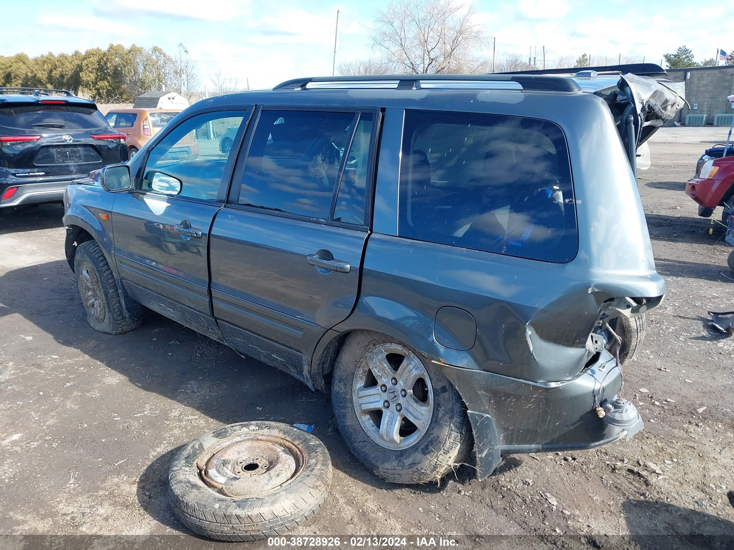 Photo 2 VIN: 5FNYF182X8B006575 - HONDA PILOT 