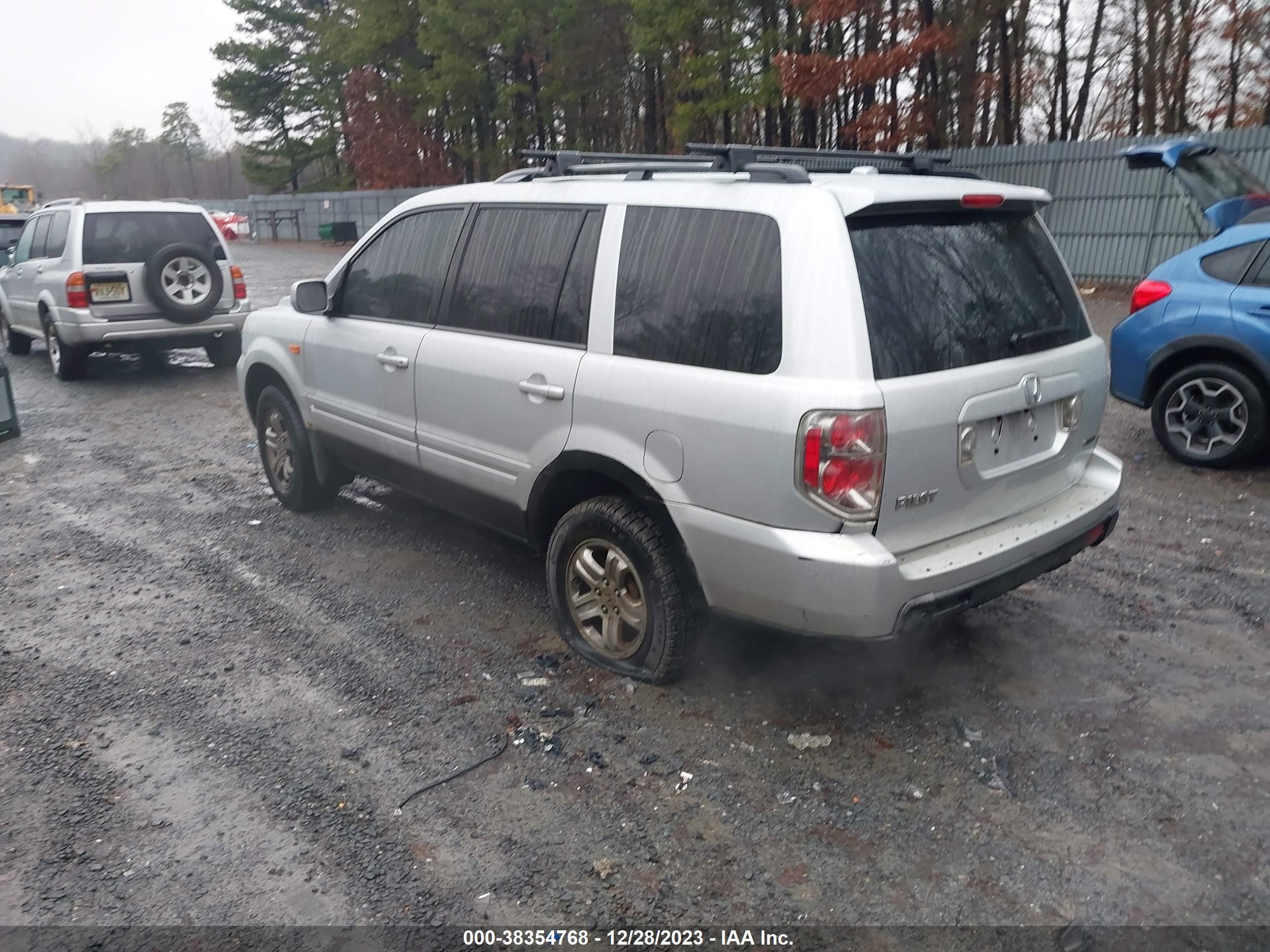 Photo 2 VIN: 5FNYF182X8B054447 - HONDA PILOT 