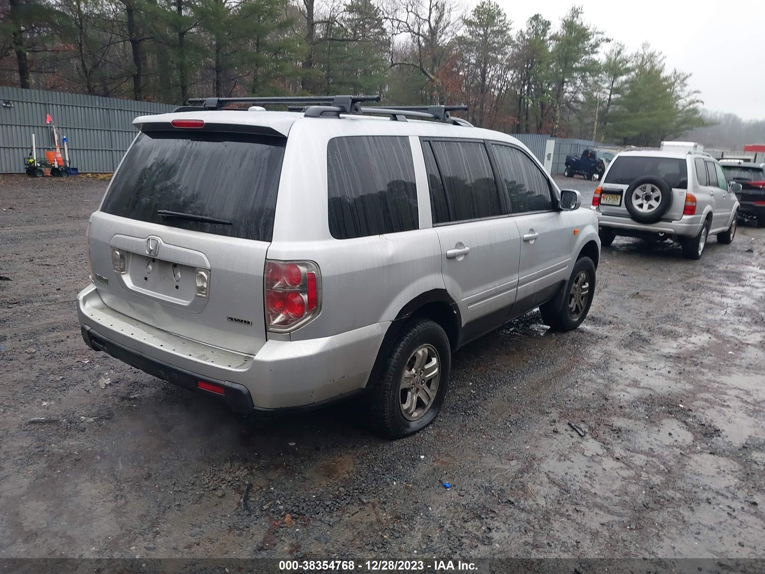 Photo 3 VIN: 5FNYF182X8B054447 - HONDA PILOT 