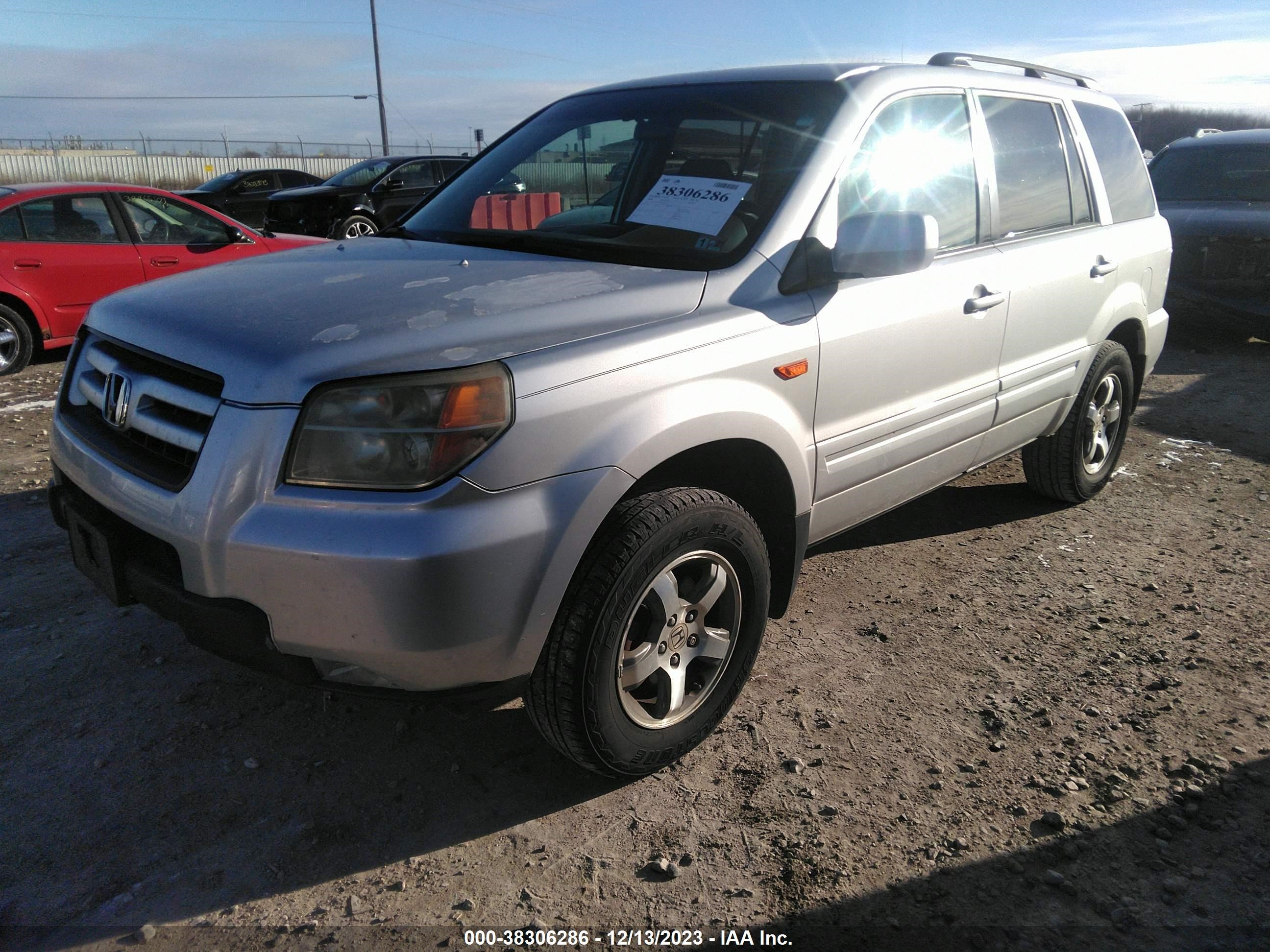 Photo 1 VIN: 5FNYF18308B048777 - HONDA PILOT 