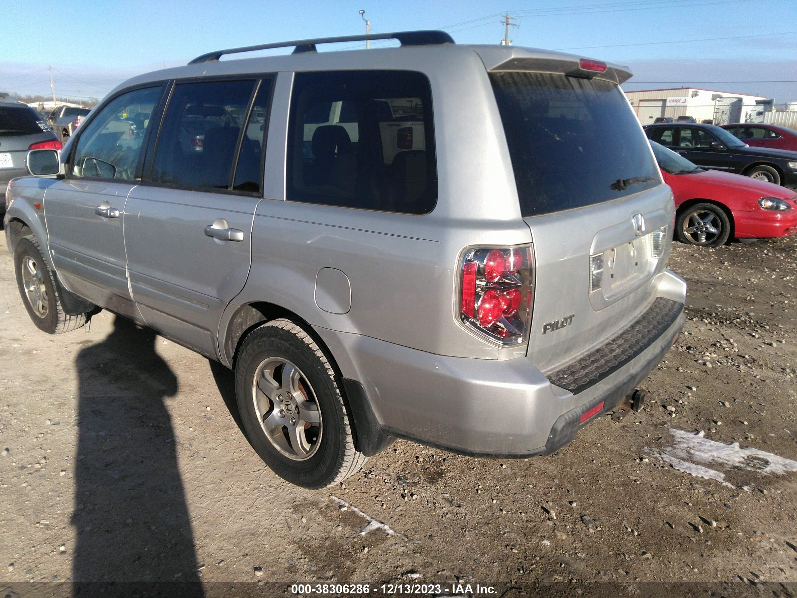 Photo 2 VIN: 5FNYF18308B048777 - HONDA PILOT 