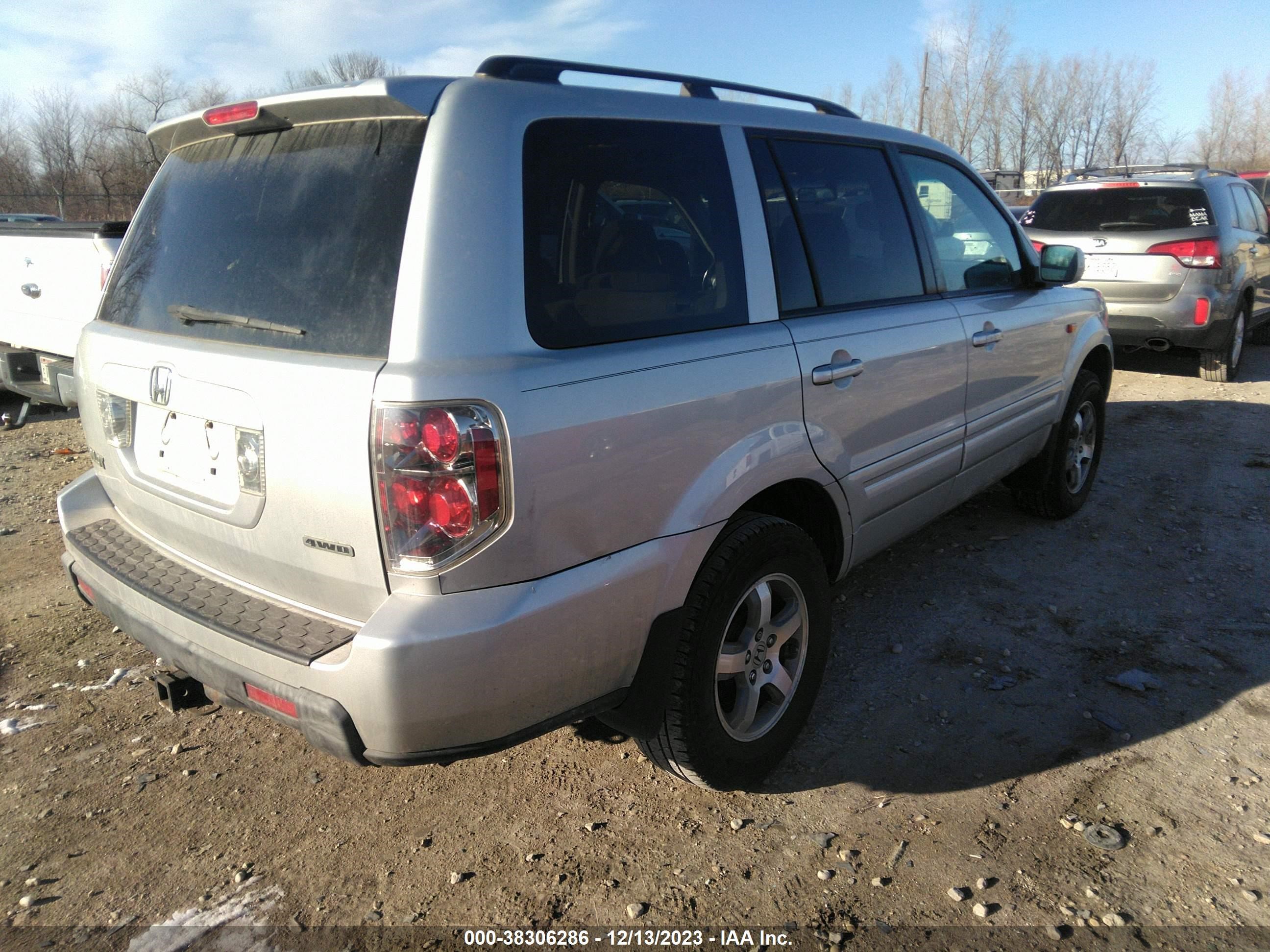 Photo 3 VIN: 5FNYF18308B048777 - HONDA PILOT 