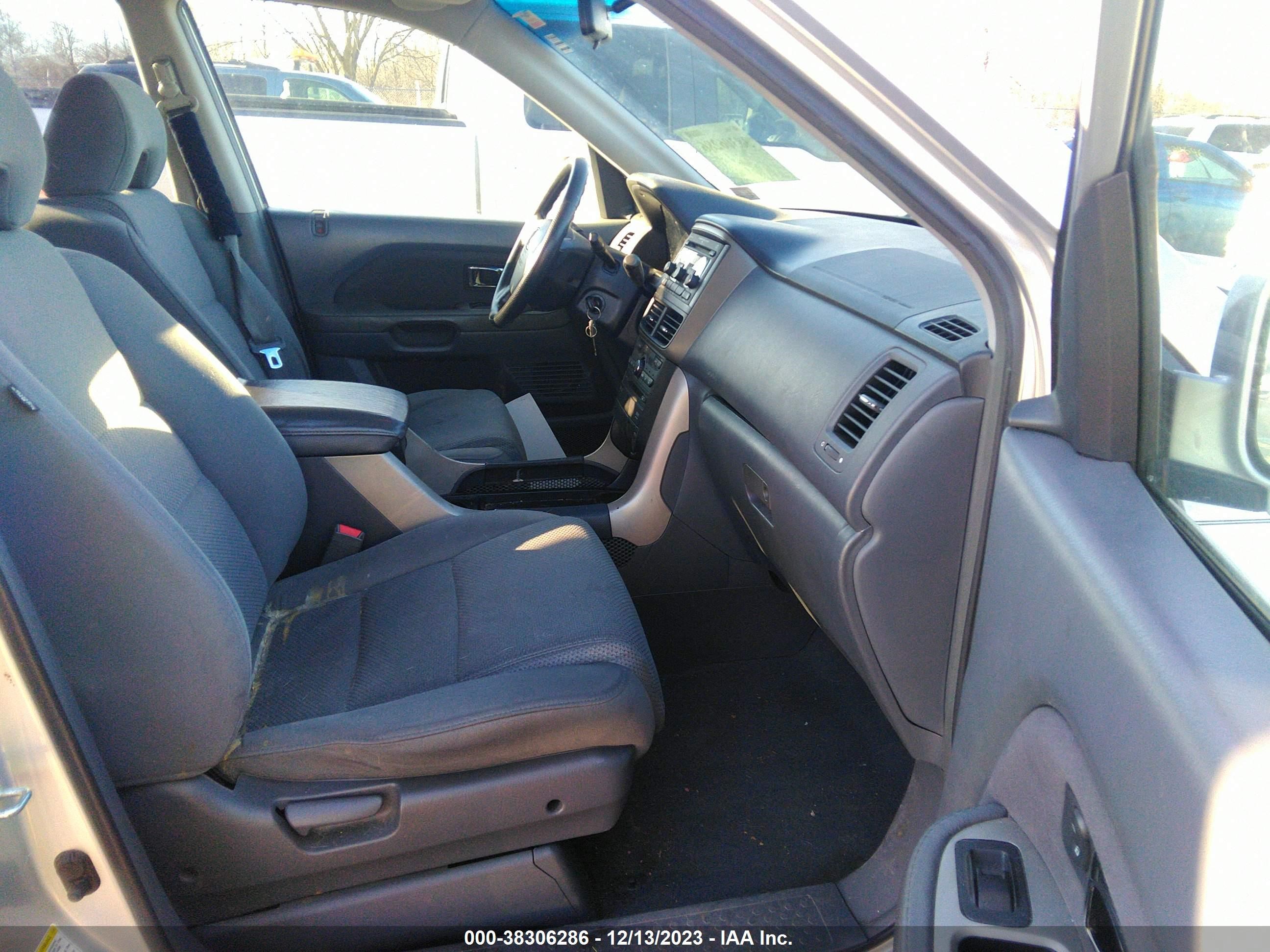 Photo 4 VIN: 5FNYF18308B048777 - HONDA PILOT 