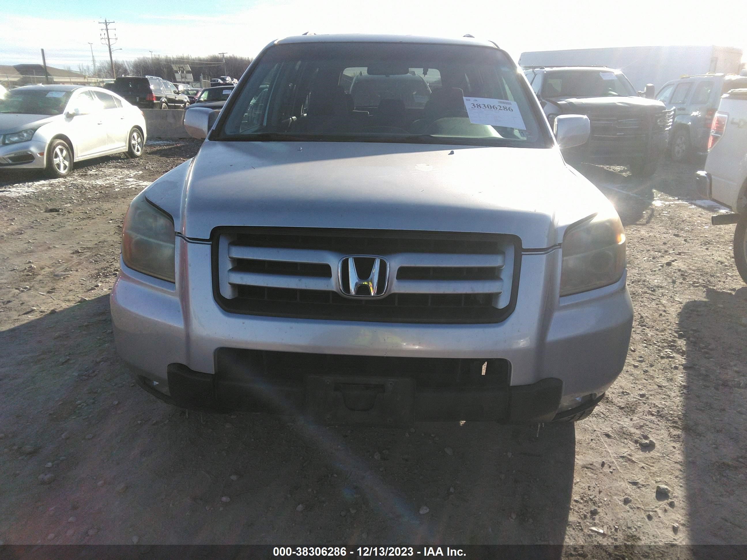 Photo 5 VIN: 5FNYF18308B048777 - HONDA PILOT 