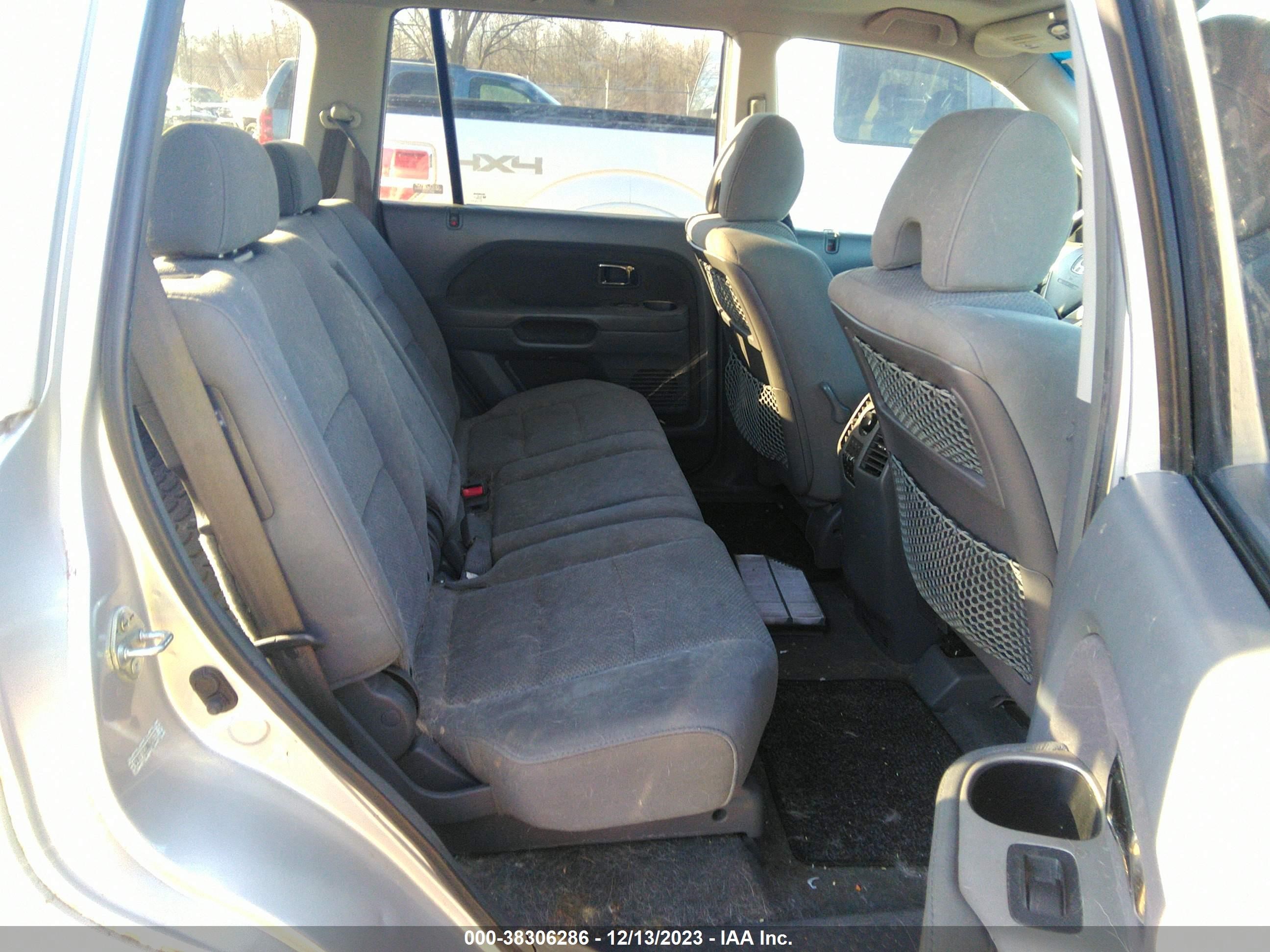 Photo 7 VIN: 5FNYF18308B048777 - HONDA PILOT 