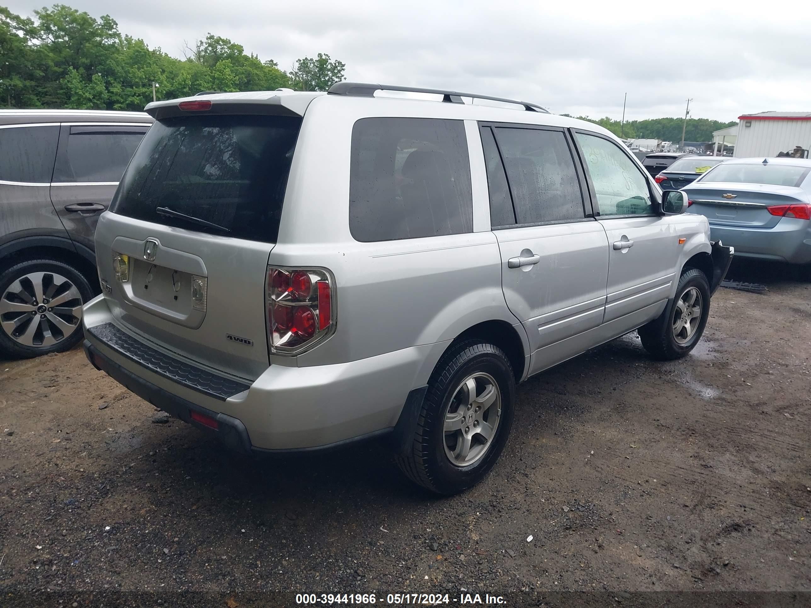 Photo 3 VIN: 5FNYF18318B037948 - HONDA PILOT 