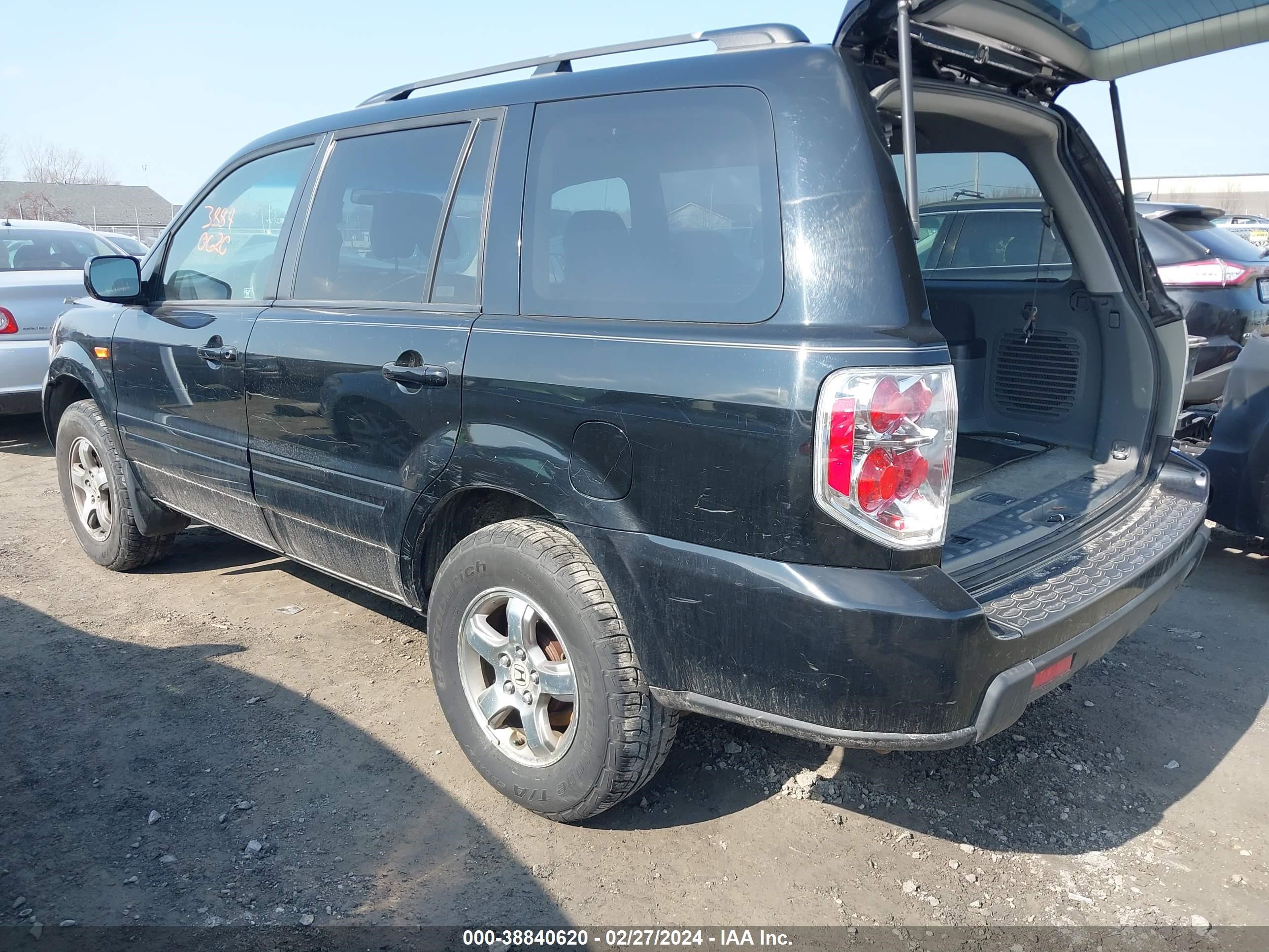 Photo 2 VIN: 5FNYF18338B008791 - HONDA PILOT 