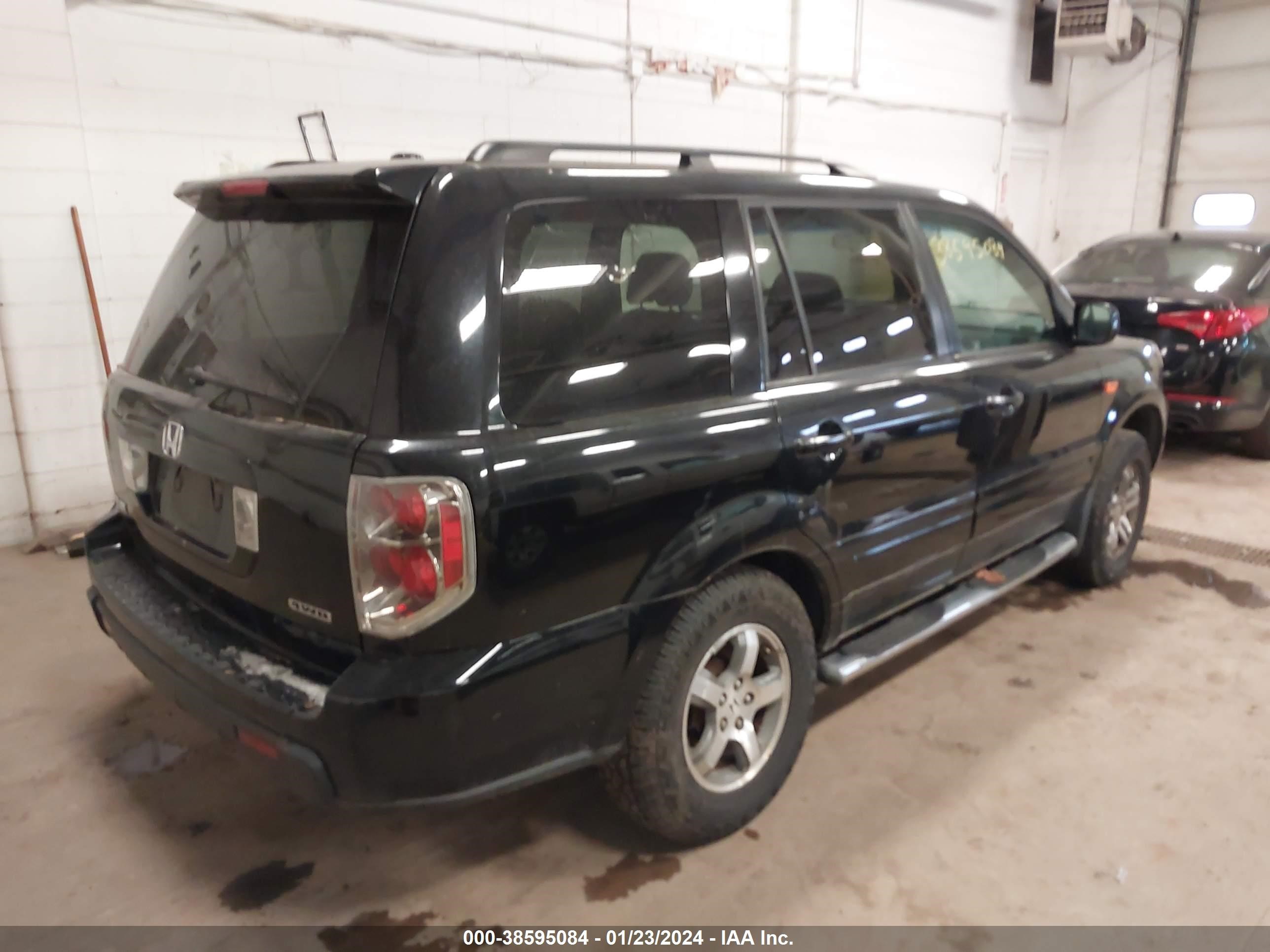 Photo 3 VIN: 5FNYF18388B000332 - HONDA PILOT 