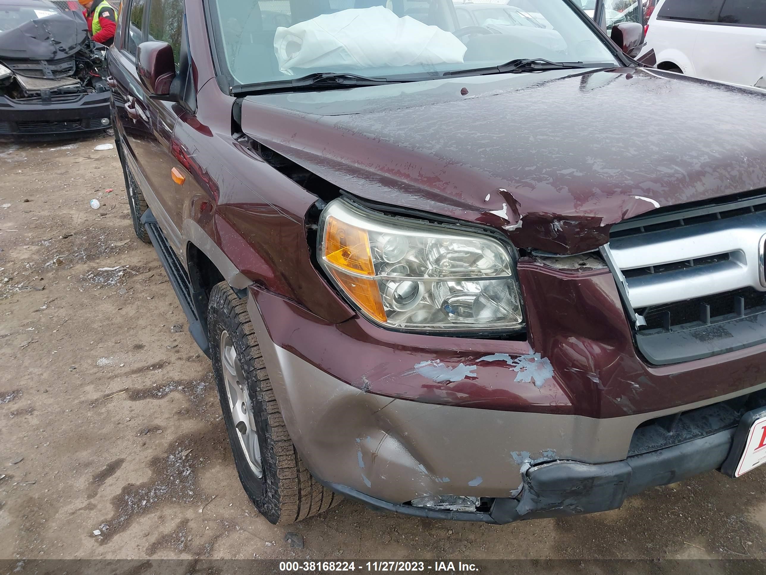 Photo 5 VIN: 5FNYF18388B010469 - HONDA PILOT 