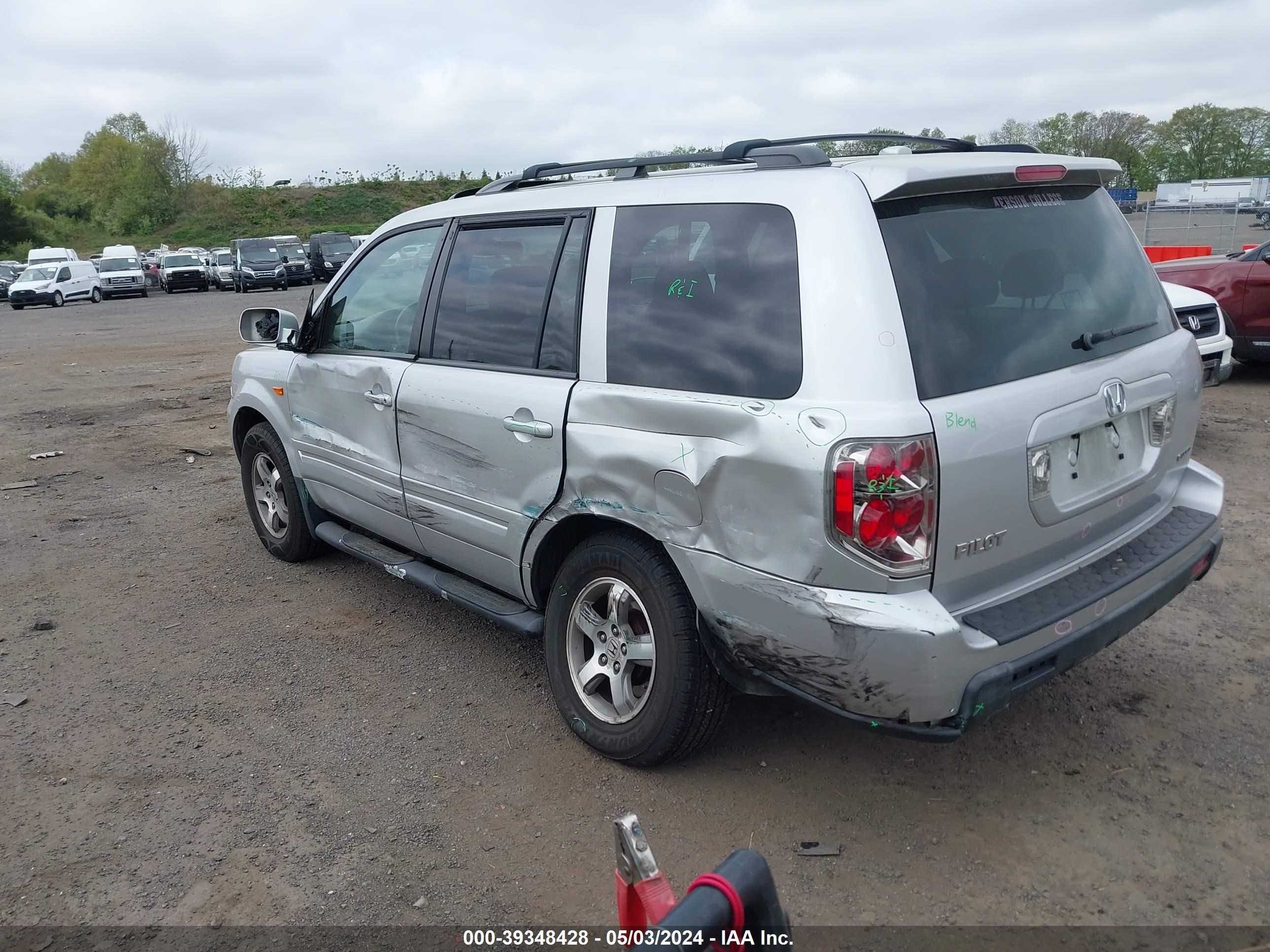 Photo 2 VIN: 5FNYF18388B010925 - HONDA PILOT 