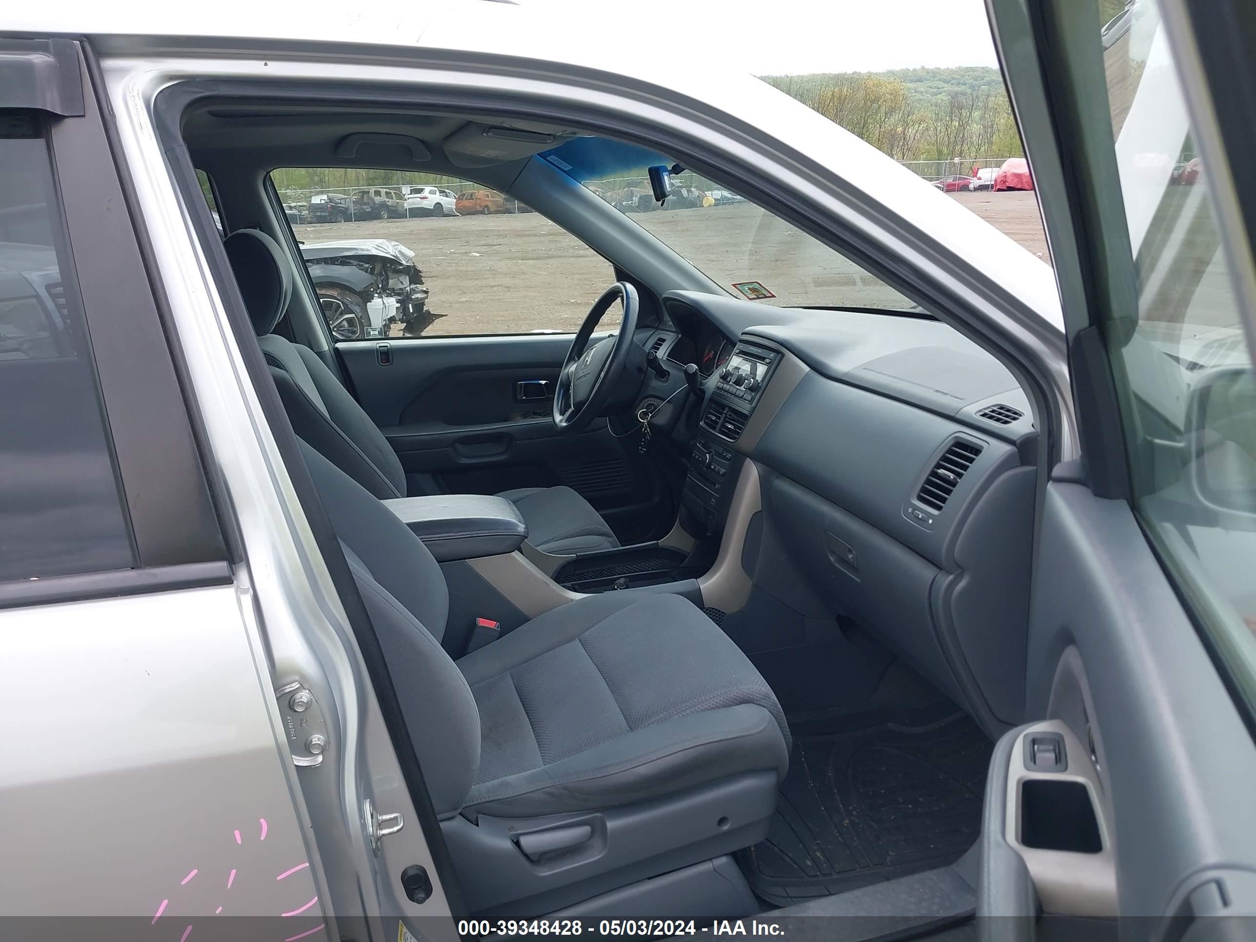 Photo 4 VIN: 5FNYF18388B010925 - HONDA PILOT 