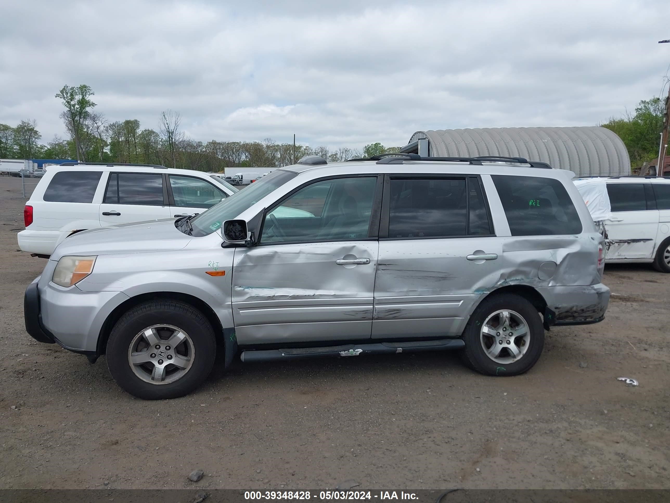 Photo 5 VIN: 5FNYF18388B010925 - HONDA PILOT 