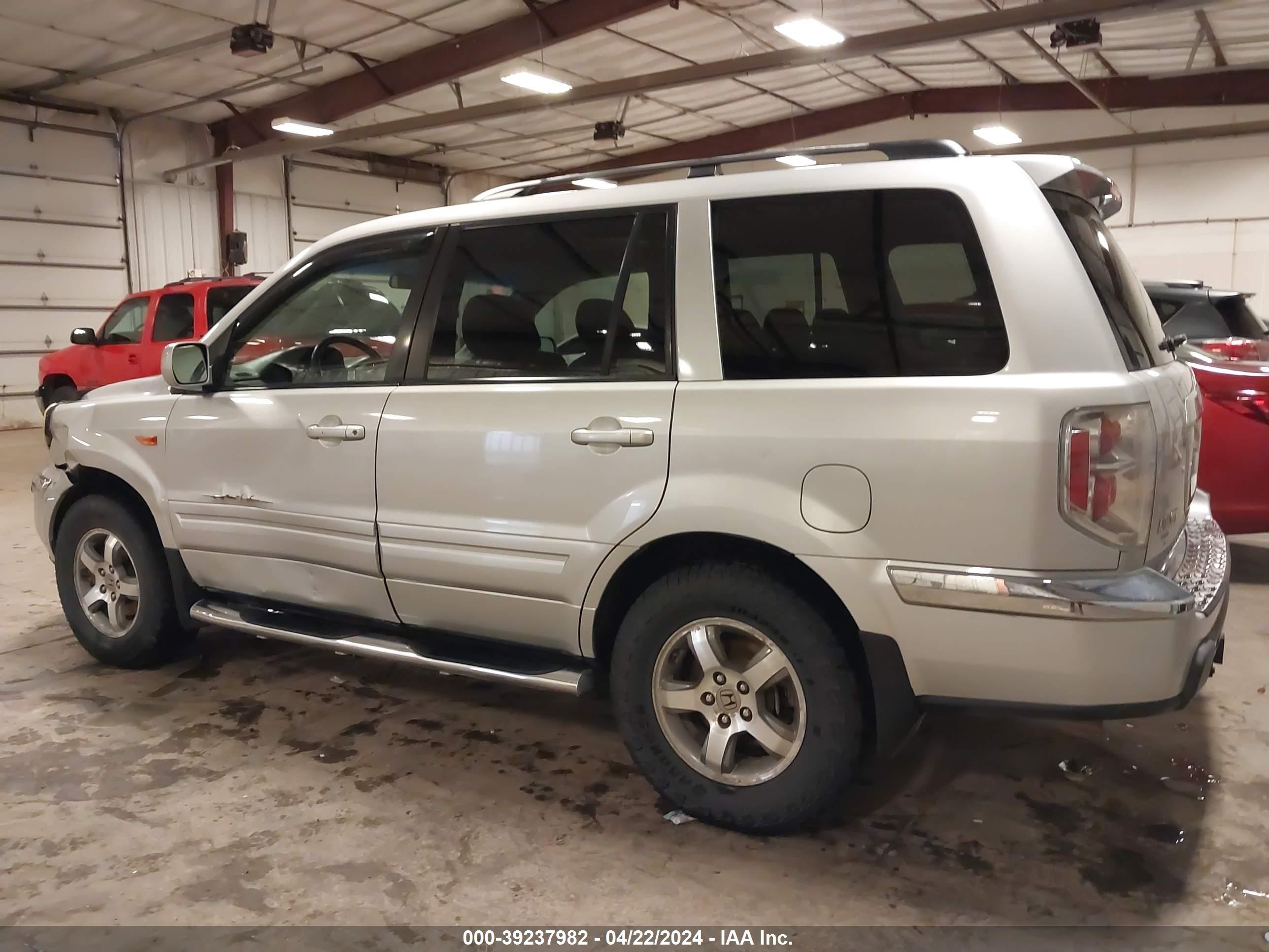 Photo 13 VIN: 5FNYF18388B041740 - HONDA PILOT 