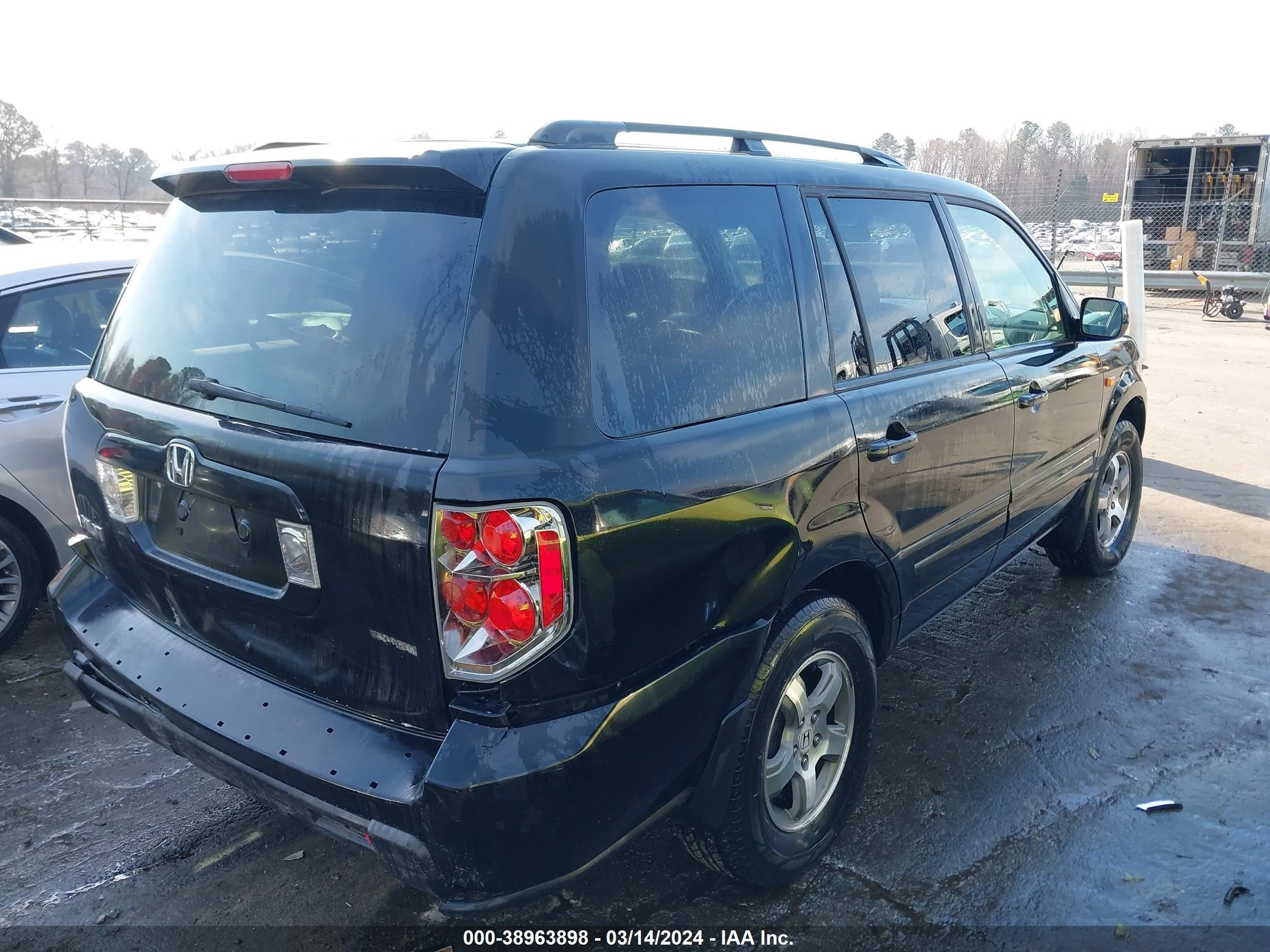 Photo 3 VIN: 5FNYF18488B012909 - HONDA PILOT 