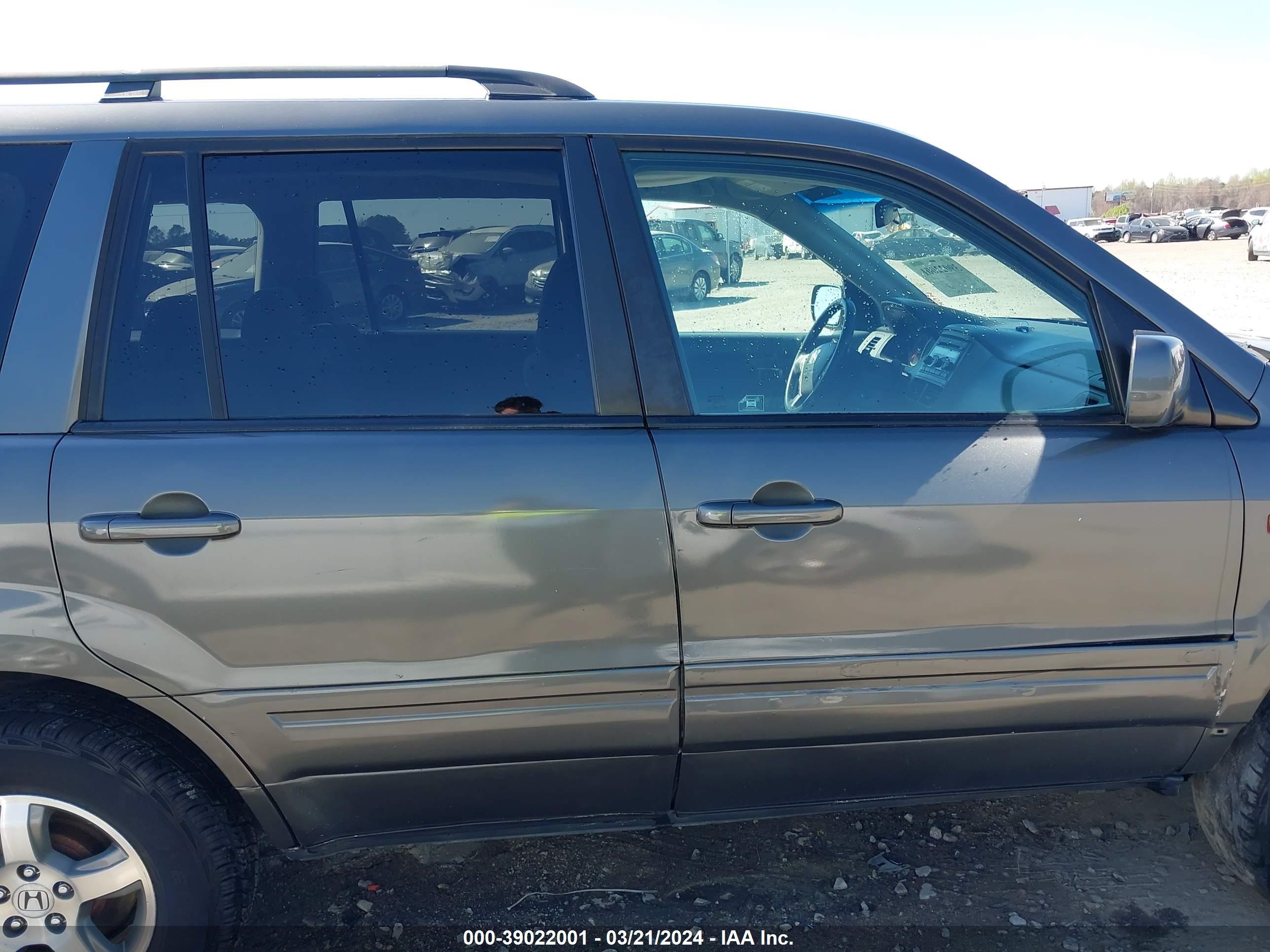 Photo 12 VIN: 5FNYF18488B016748 - HONDA PILOT 