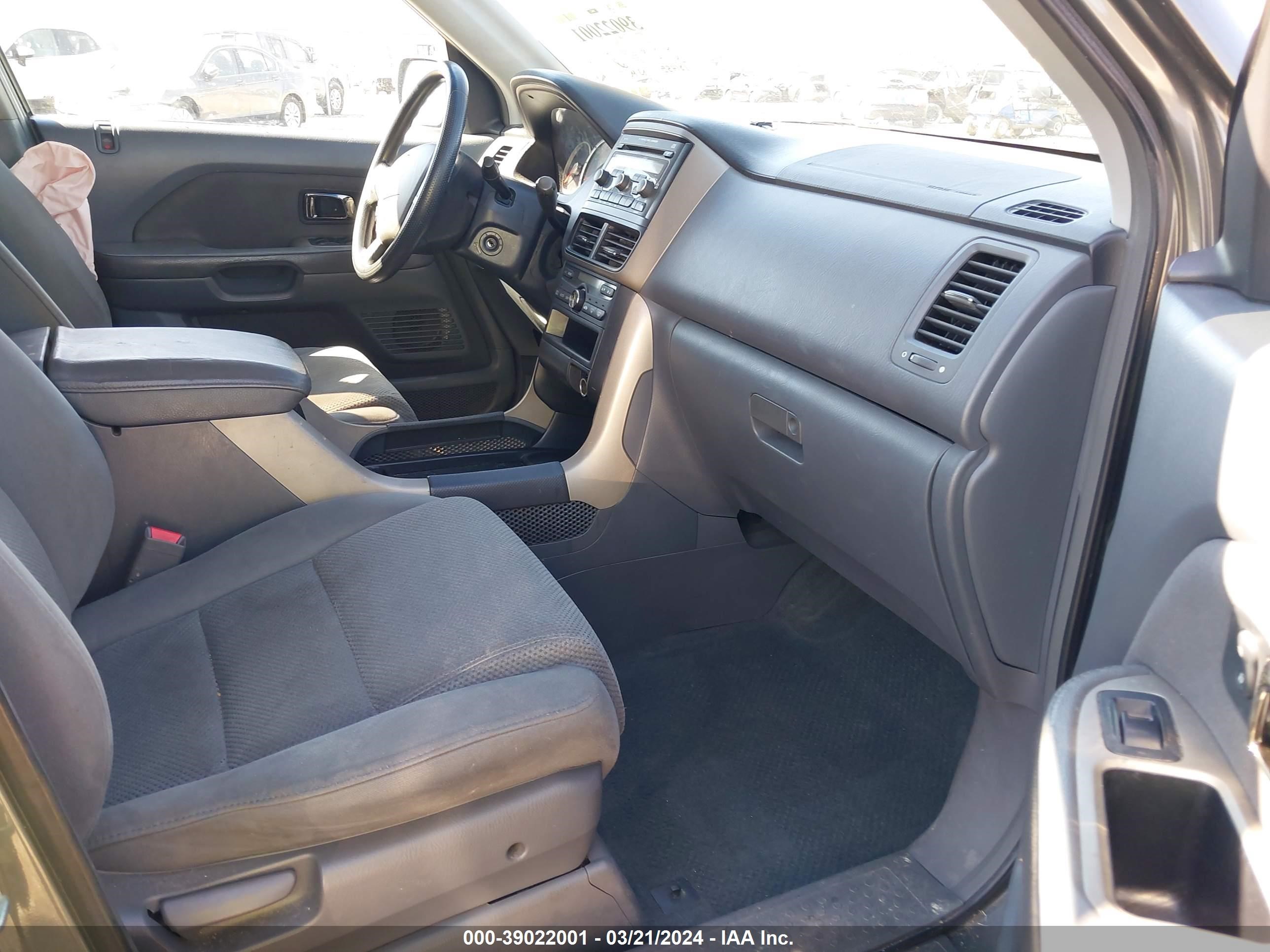 Photo 4 VIN: 5FNYF18488B016748 - HONDA PILOT 