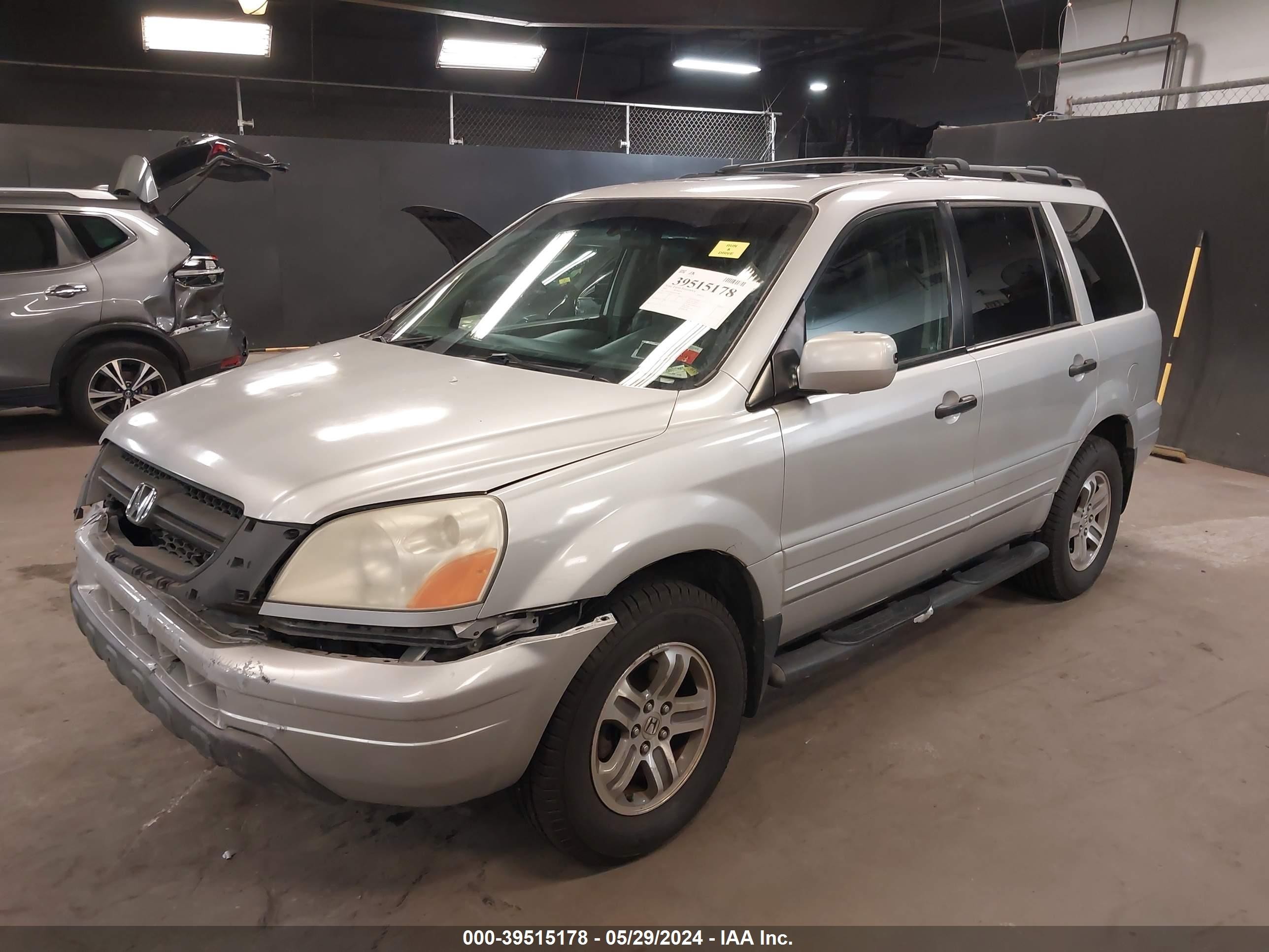 Photo 1 VIN: 5FNYF18505B017588 - HONDA PILOT 