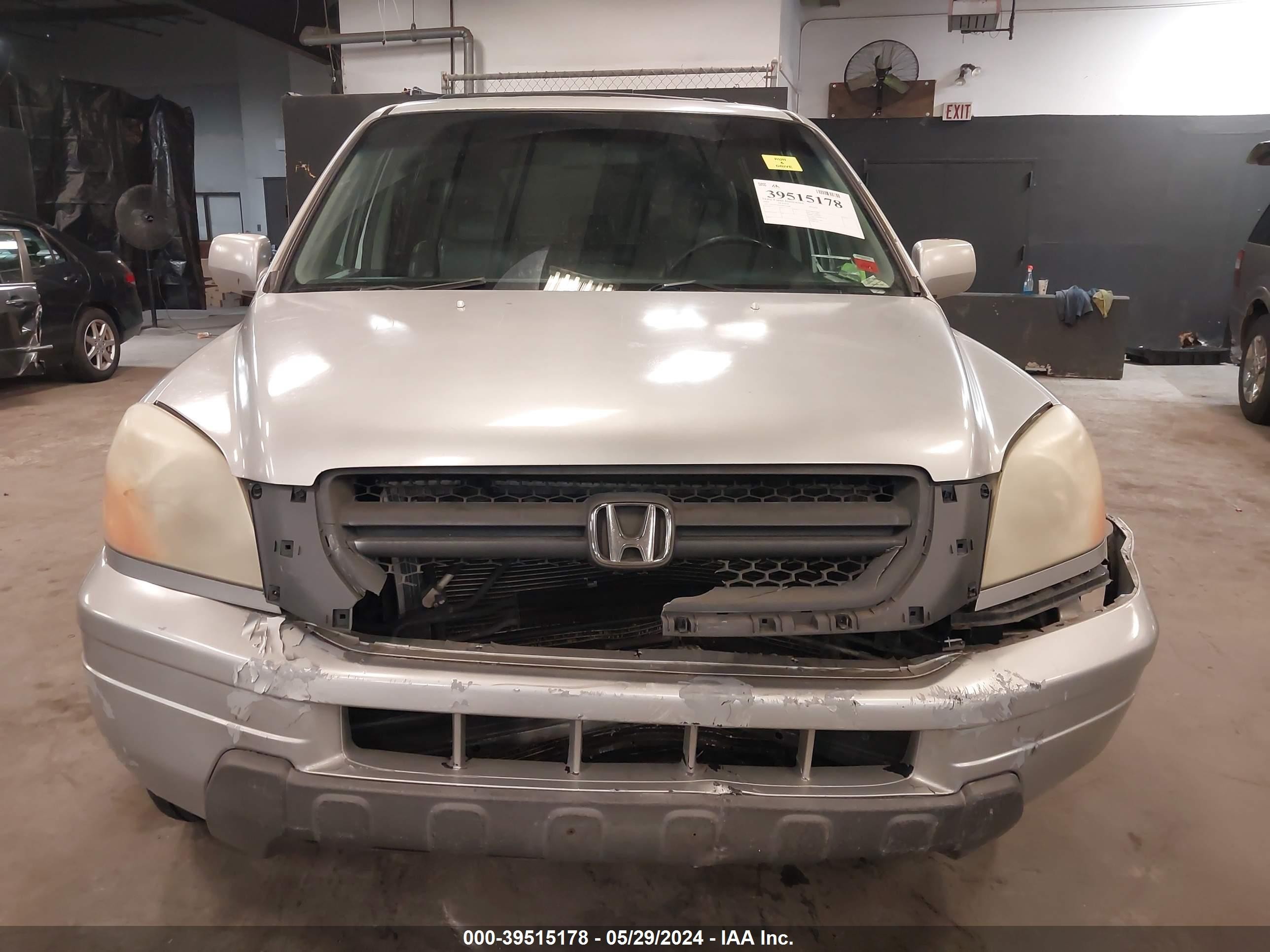 Photo 11 VIN: 5FNYF18505B017588 - HONDA PILOT 