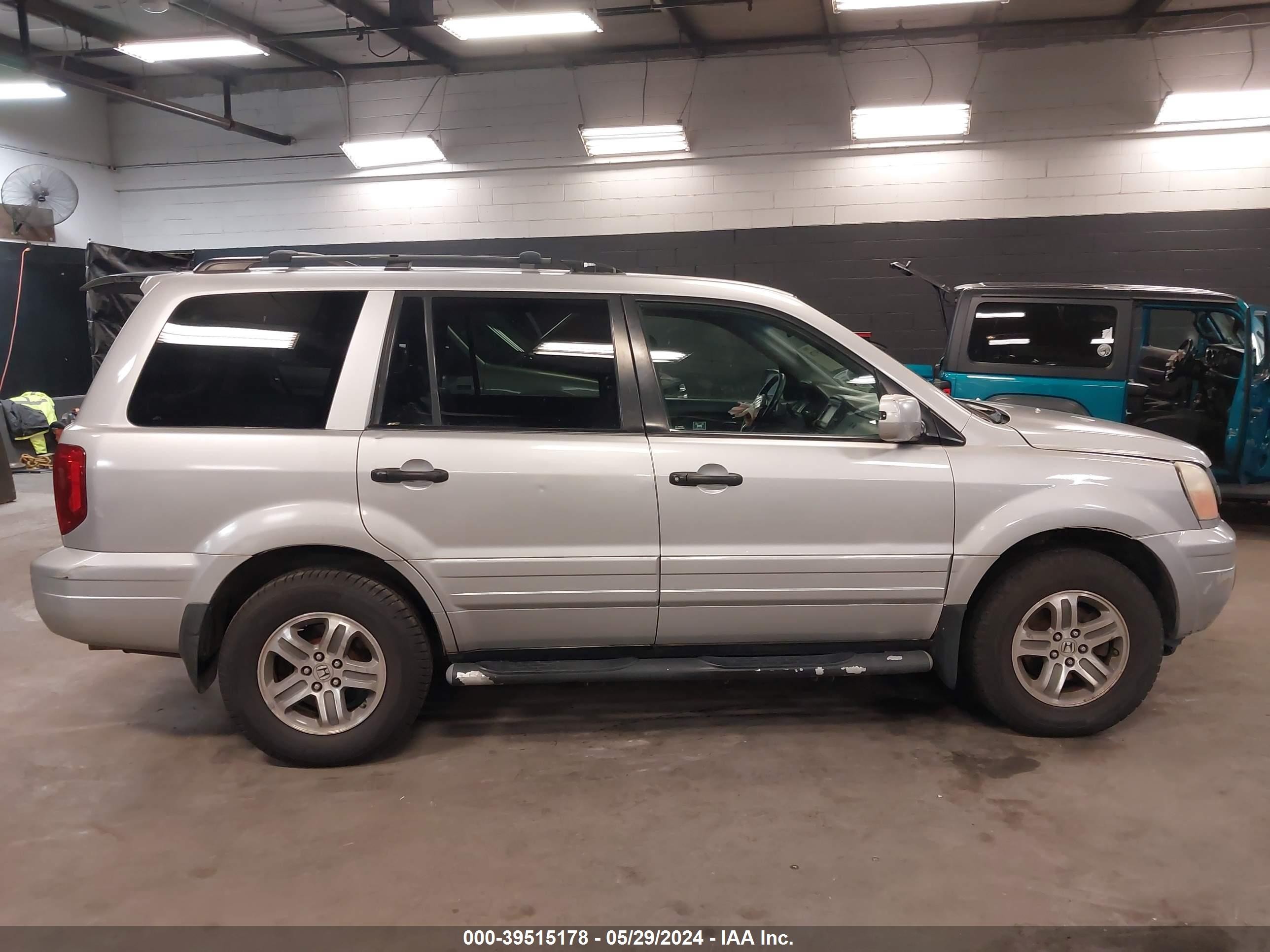 Photo 12 VIN: 5FNYF18505B017588 - HONDA PILOT 