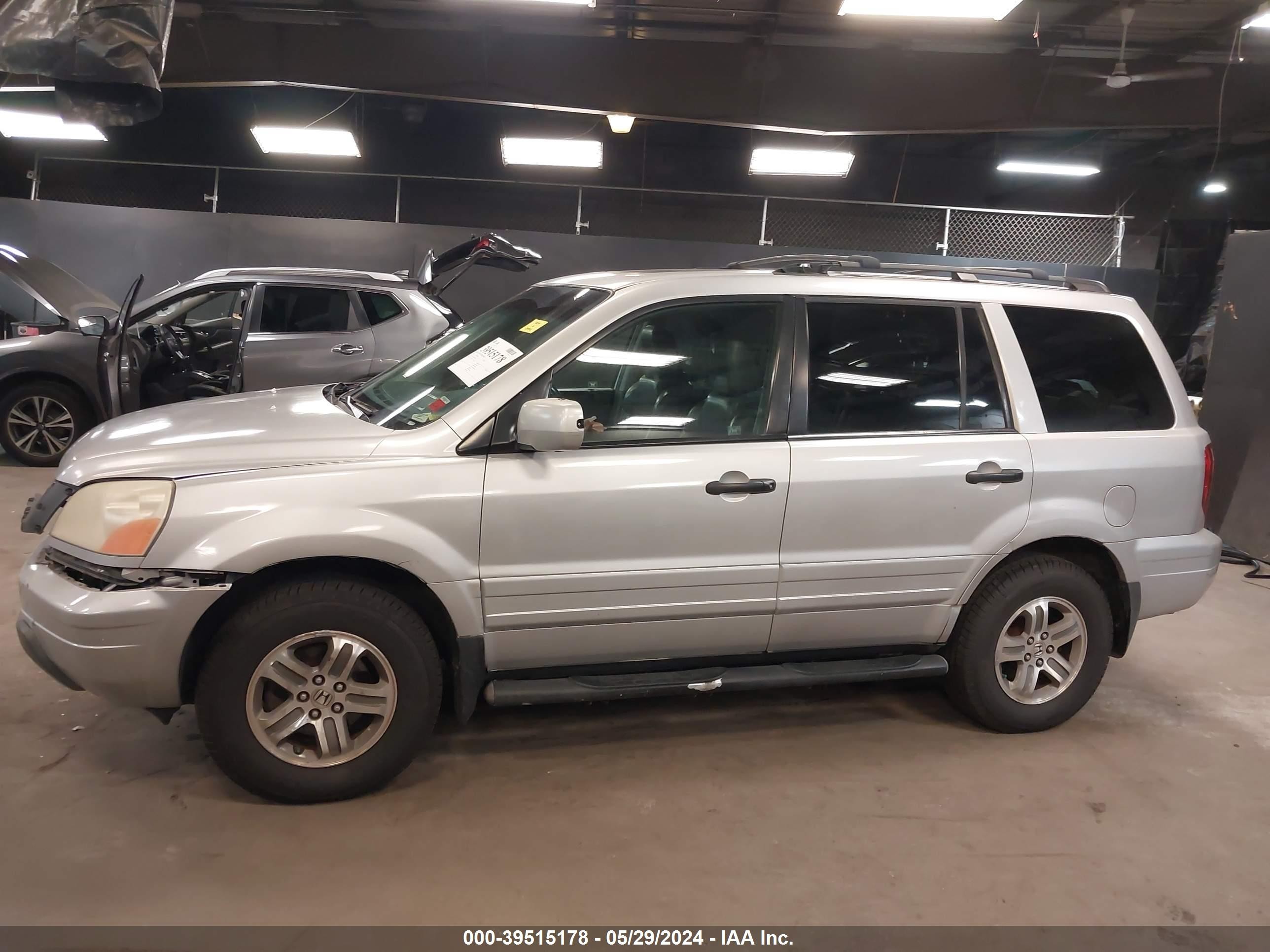 Photo 13 VIN: 5FNYF18505B017588 - HONDA PILOT 