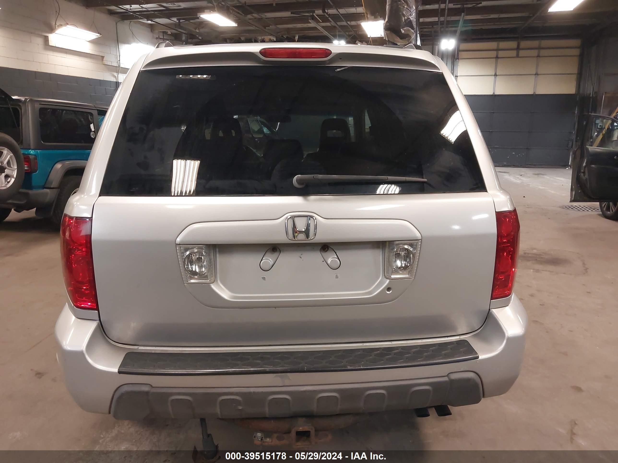 Photo 15 VIN: 5FNYF18505B017588 - HONDA PILOT 