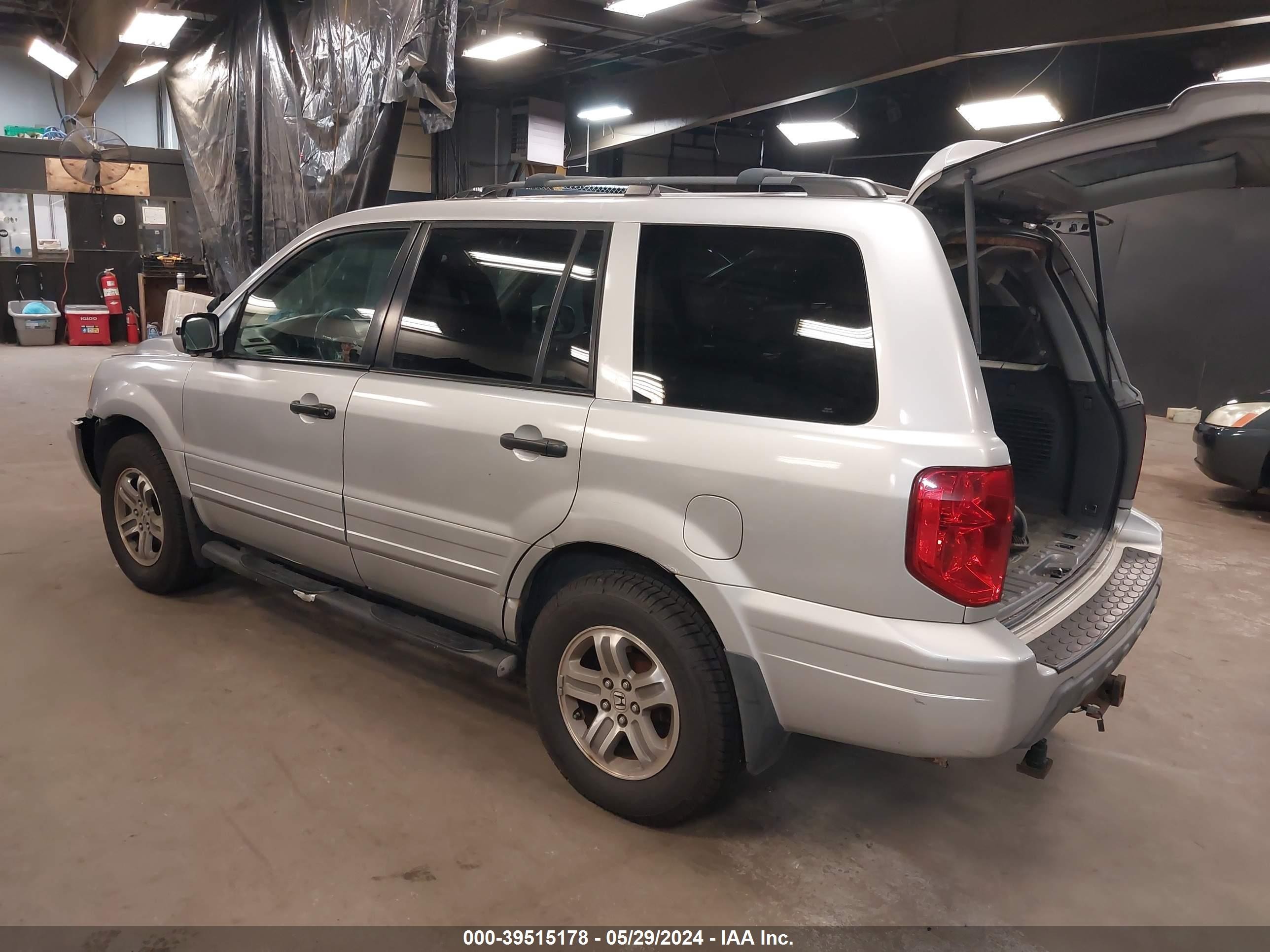 Photo 2 VIN: 5FNYF18505B017588 - HONDA PILOT 