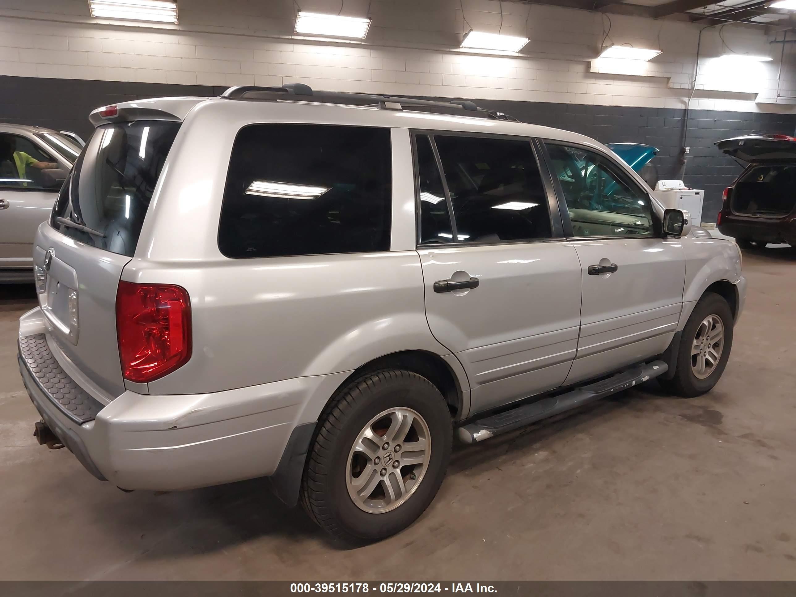 Photo 3 VIN: 5FNYF18505B017588 - HONDA PILOT 