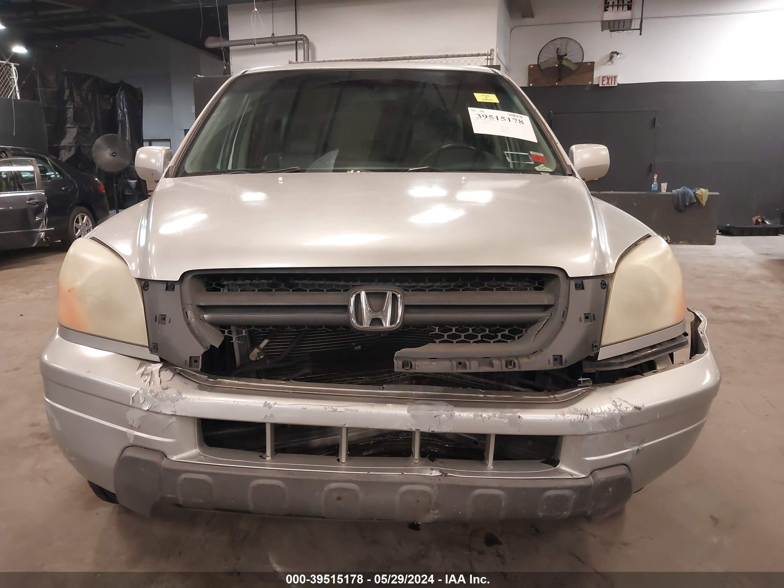 Photo 5 VIN: 5FNYF18505B017588 - HONDA PILOT 