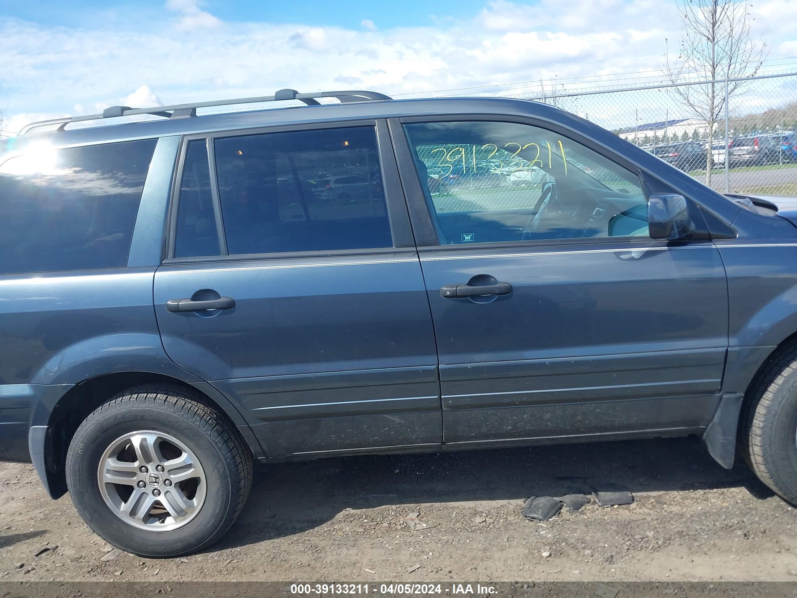 Photo 12 VIN: 5FNYF18515B049630 - HONDA PILOT 