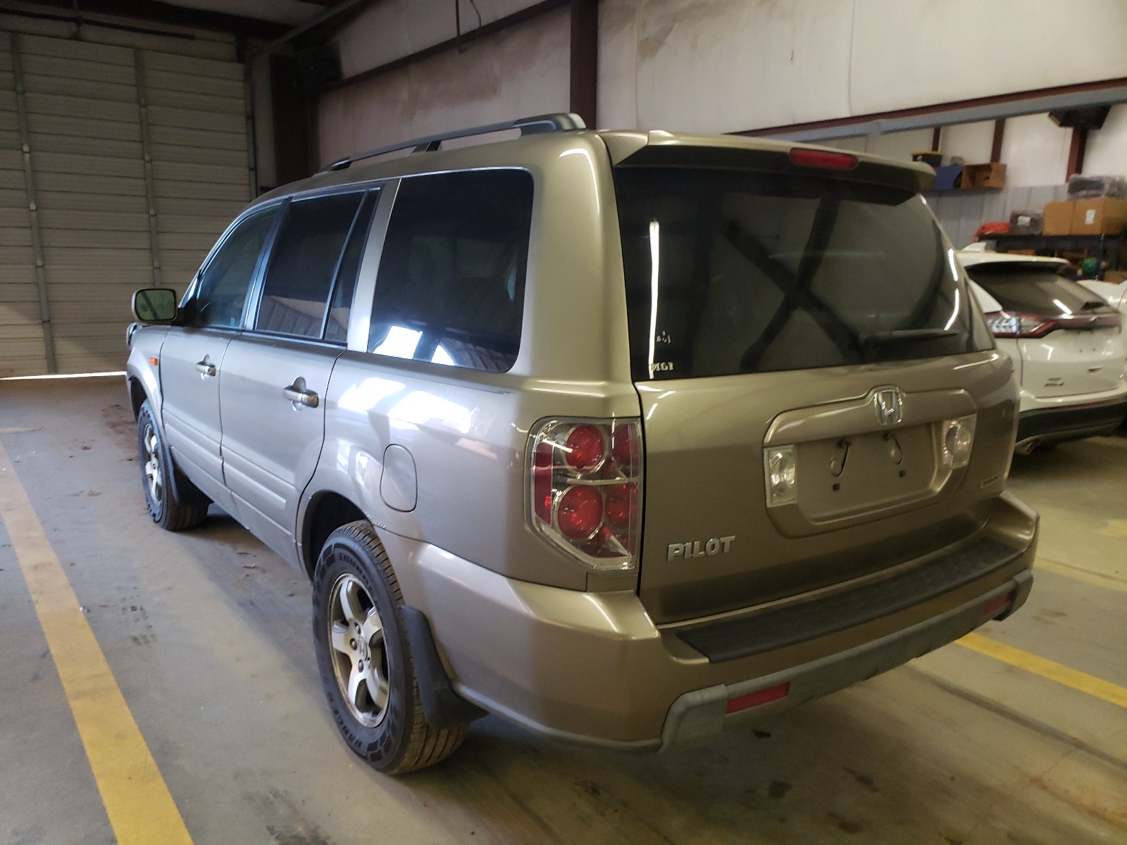 Photo 2 VIN: 5FNYF18538B045325 - HONDA PILOT EXL 