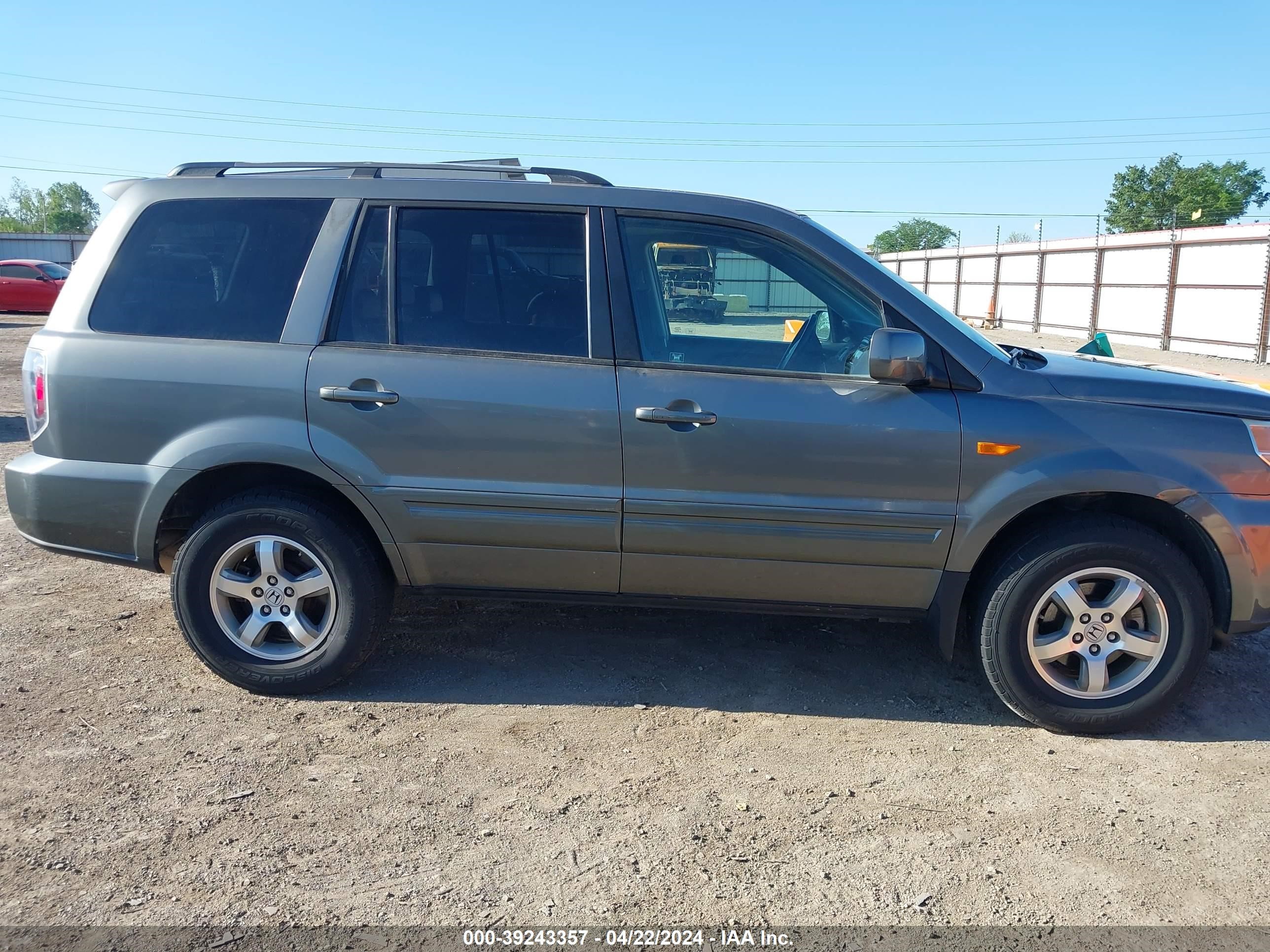 Photo 12 VIN: 5FNYF18578B035963 - HONDA PILOT 