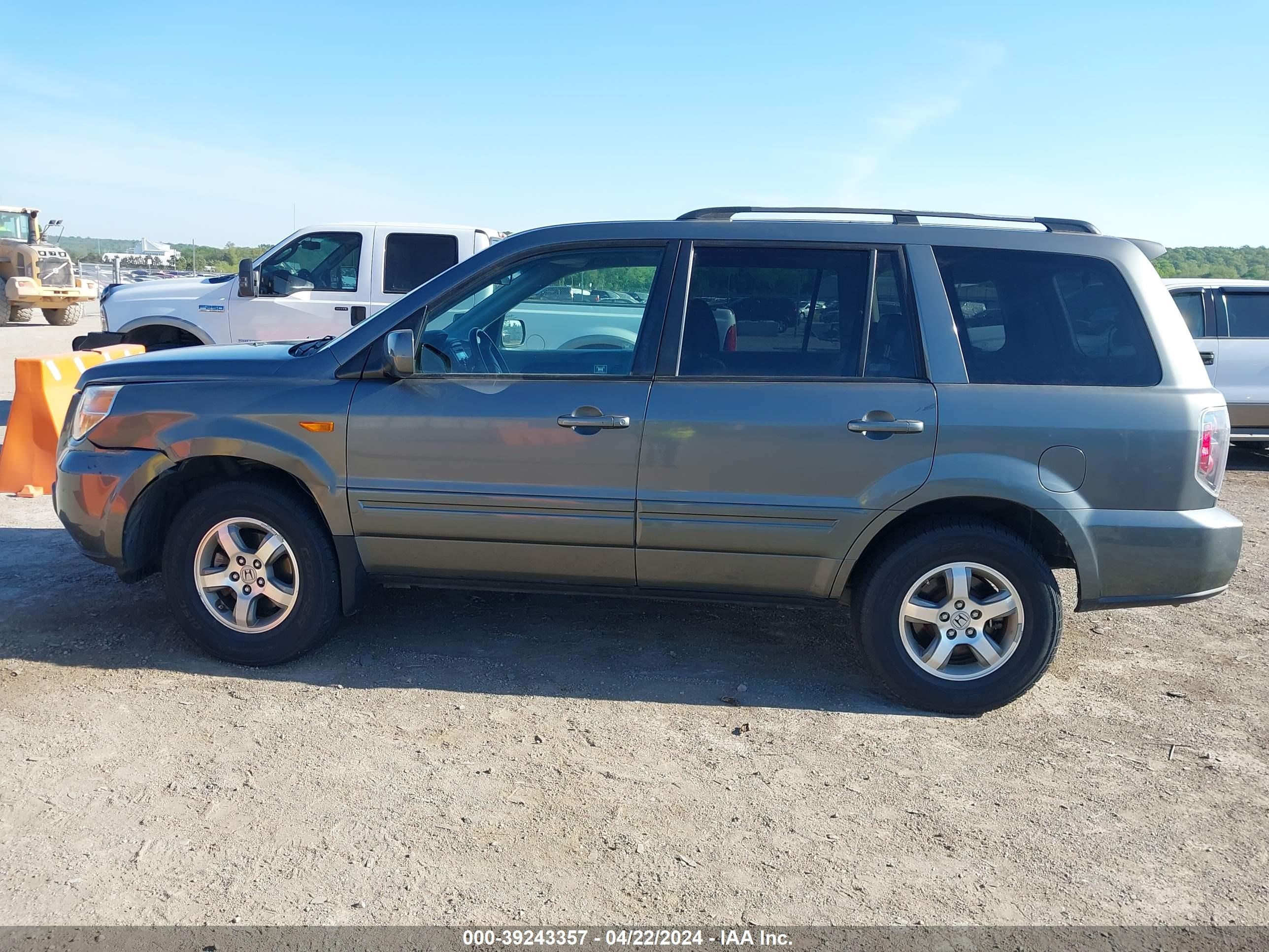 Photo 13 VIN: 5FNYF18578B035963 - HONDA PILOT 