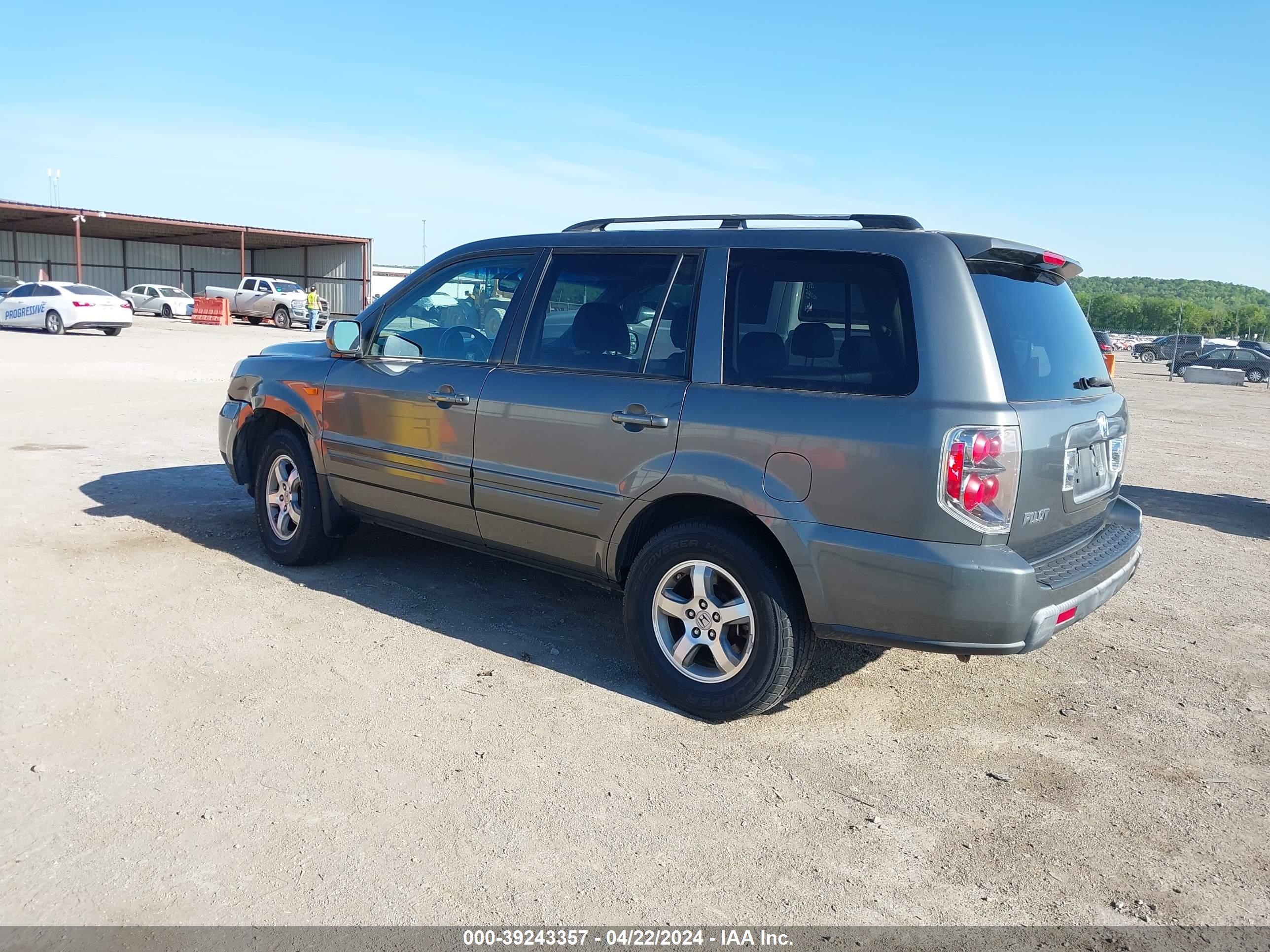 Photo 2 VIN: 5FNYF18578B035963 - HONDA PILOT 