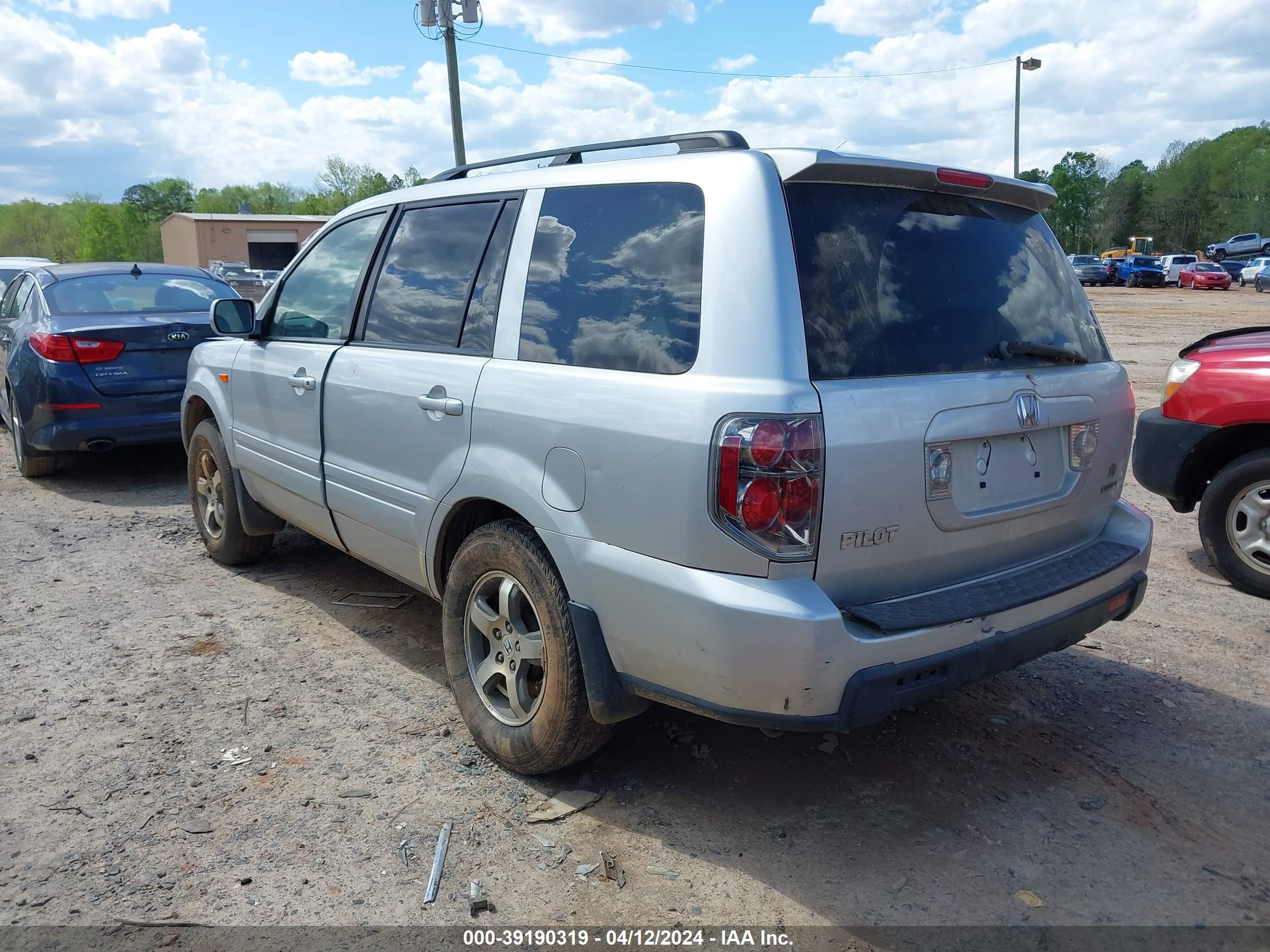 Photo 2 VIN: 5FNYF18698B004965 - HONDA PILOT 