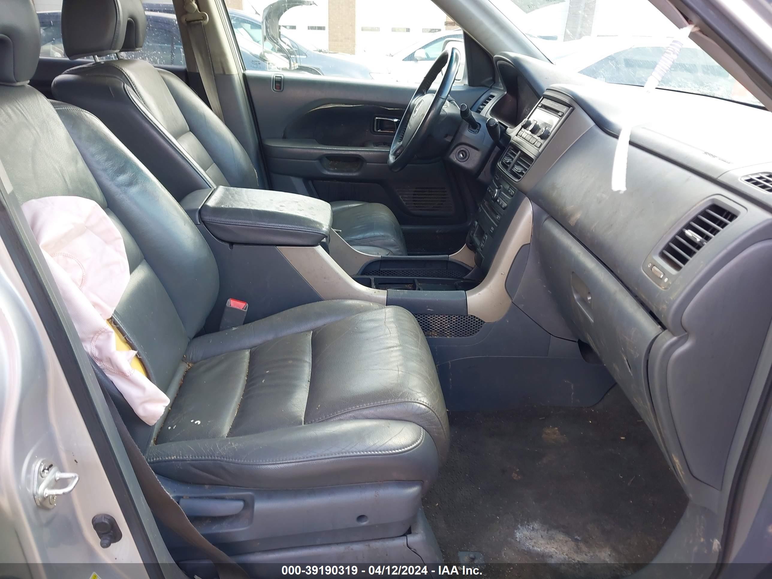 Photo 4 VIN: 5FNYF18698B004965 - HONDA PILOT 