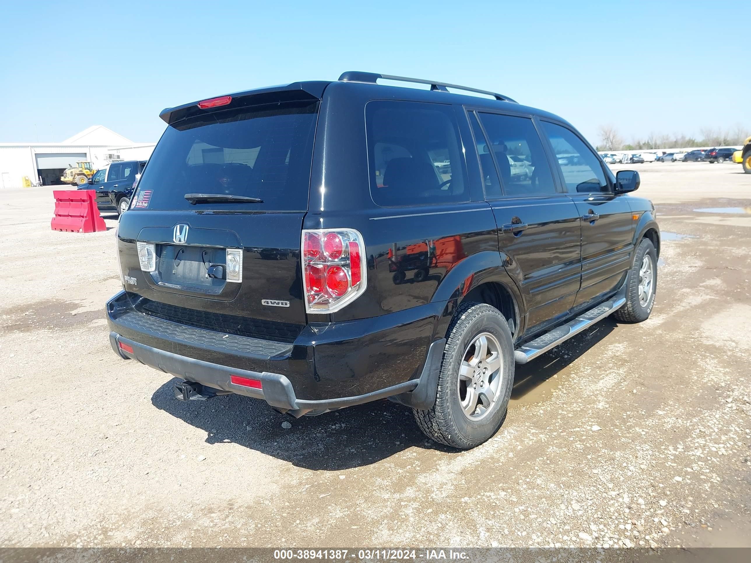 Photo 3 VIN: 5FNYF18738B010060 - HONDA PILOT 