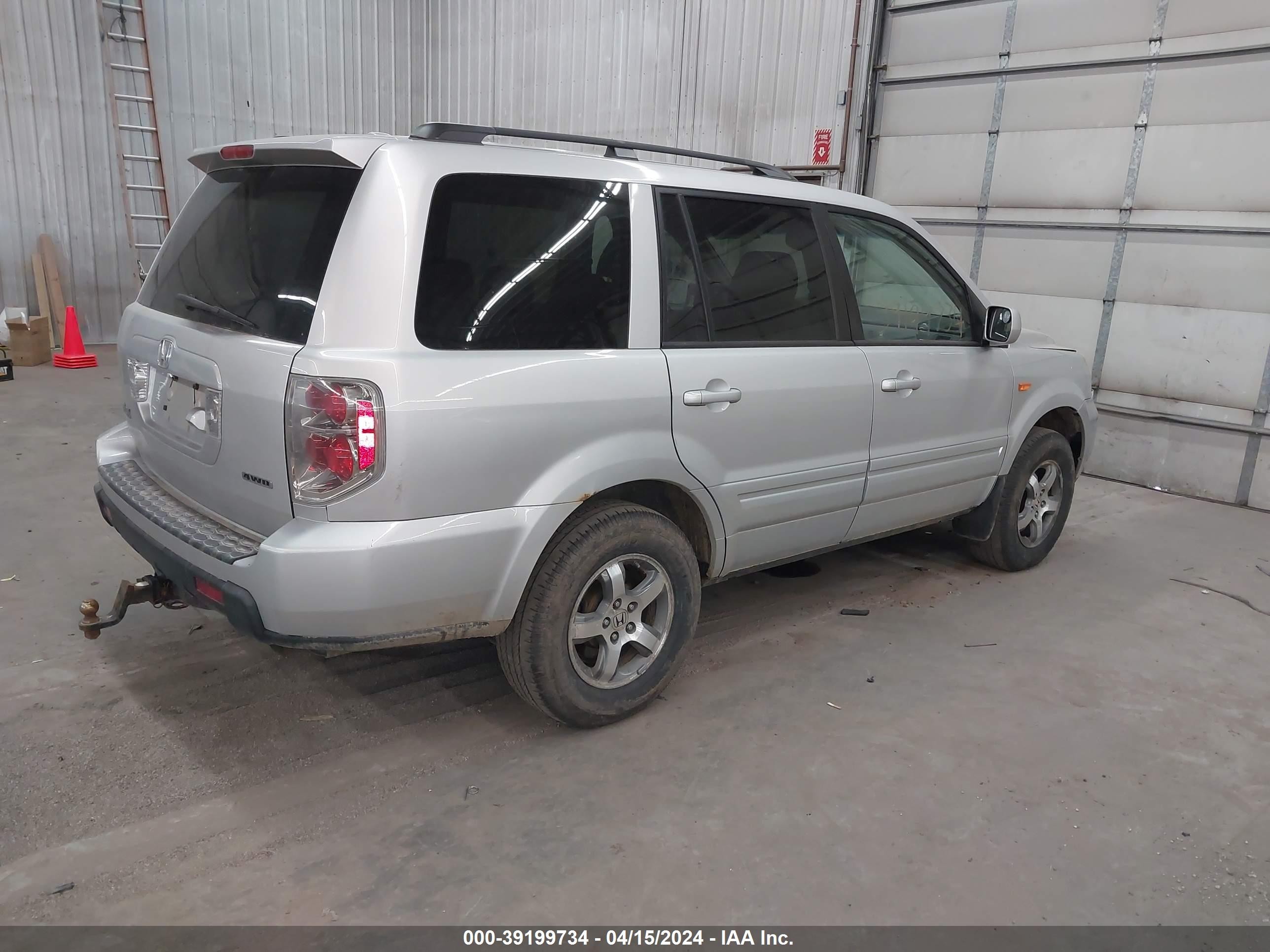 Photo 3 VIN: 5FNYF18738B051224 - HONDA PILOT 