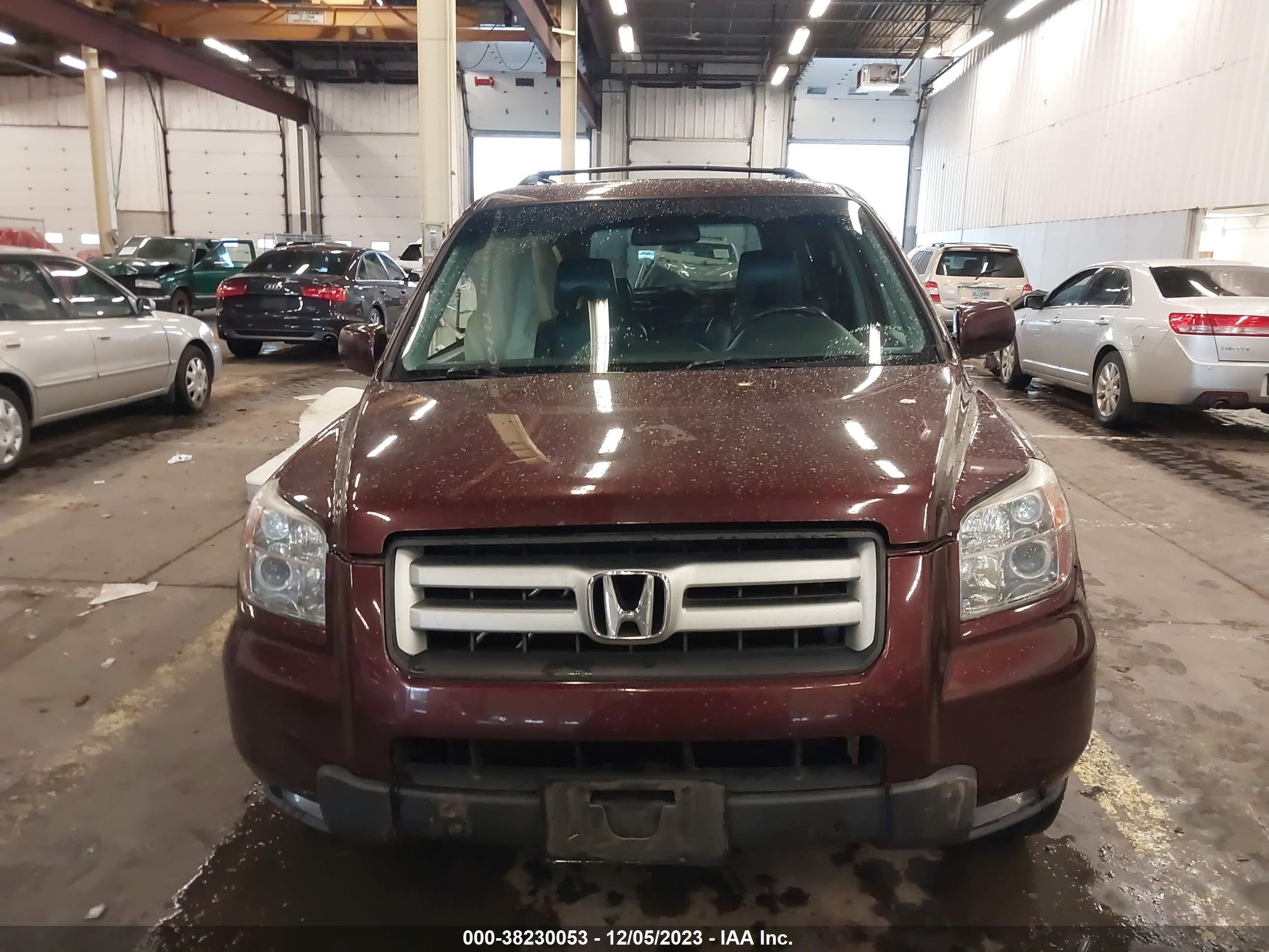 Photo 11 VIN: 5FNYF18748B017079 - HONDA PILOT 