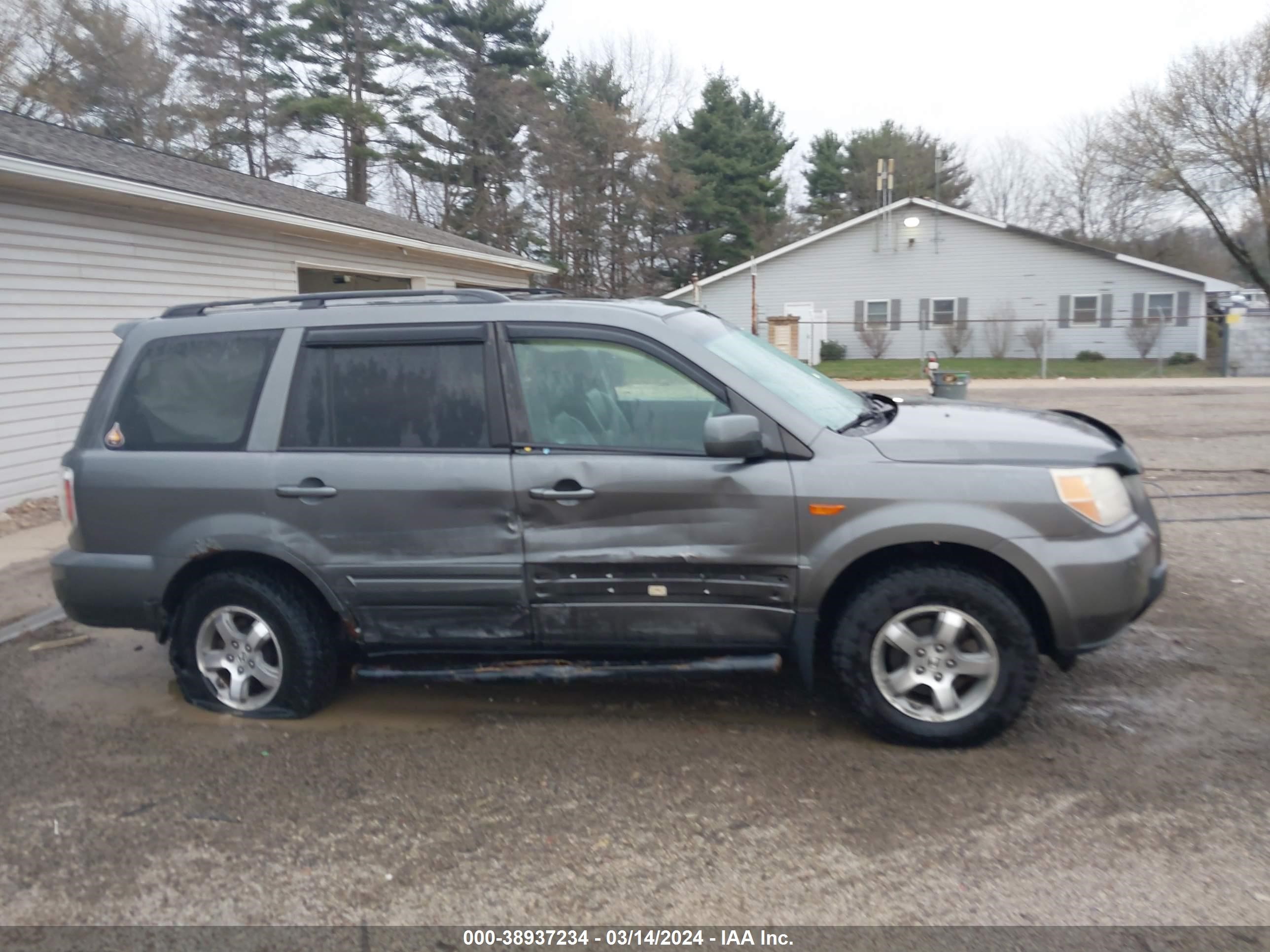 Photo 13 VIN: 5FNYF18768B015852 - HONDA PILOT 