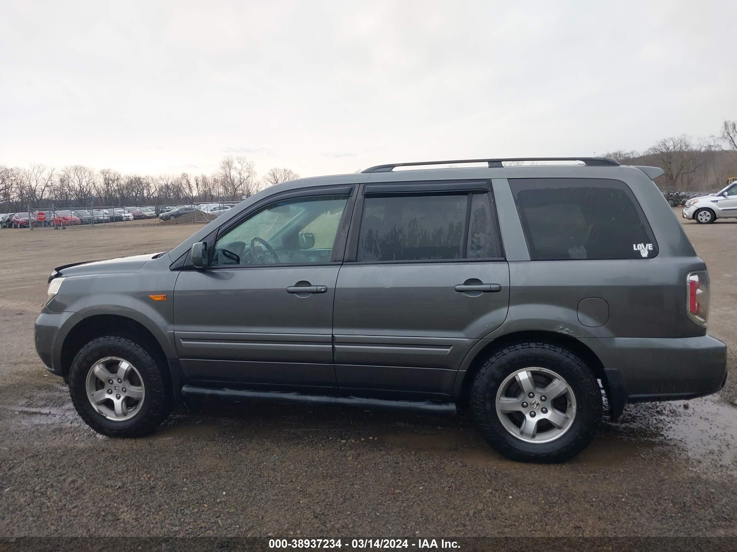 Photo 14 VIN: 5FNYF18768B015852 - HONDA PILOT 