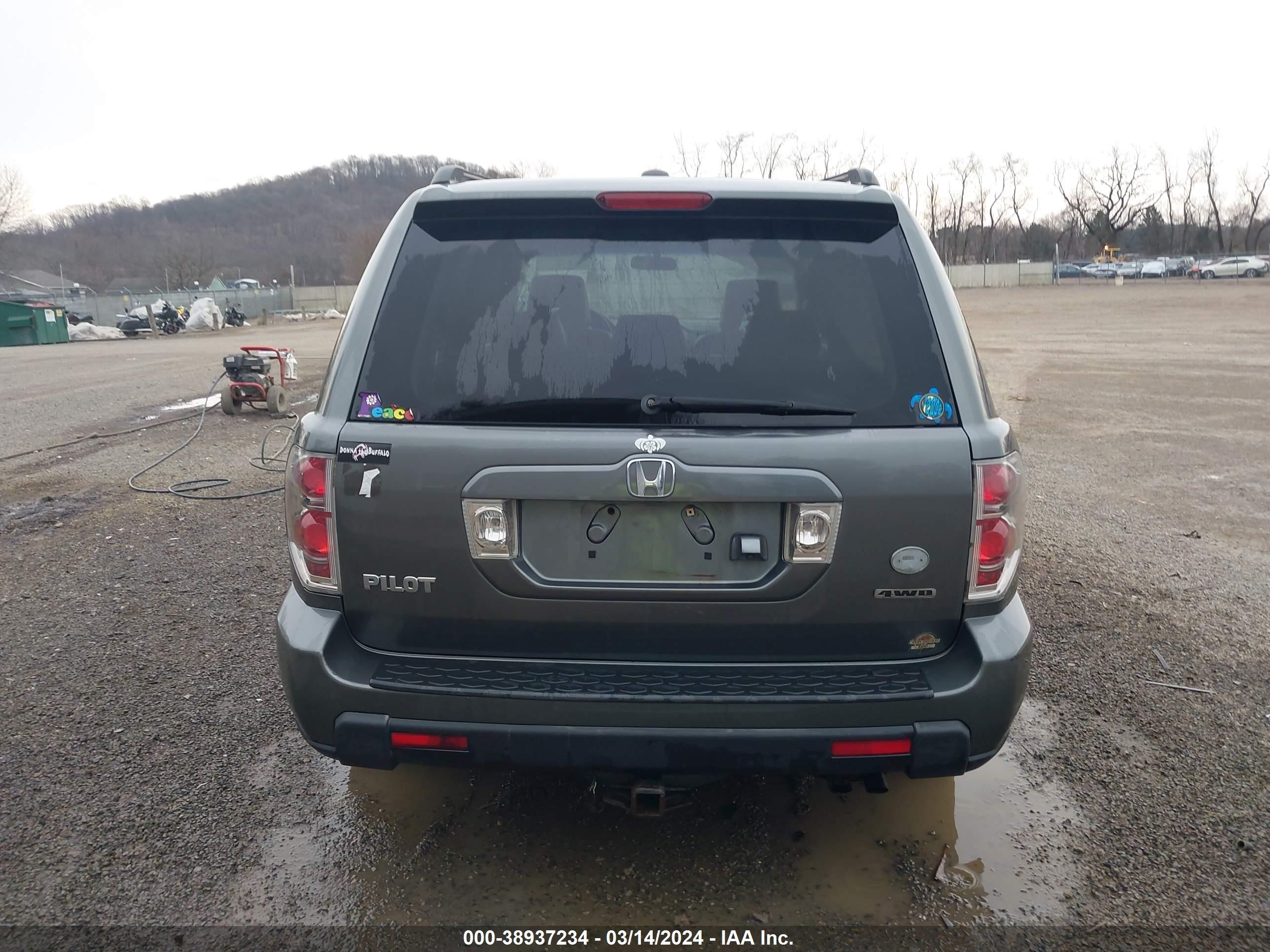 Photo 16 VIN: 5FNYF18768B015852 - HONDA PILOT 