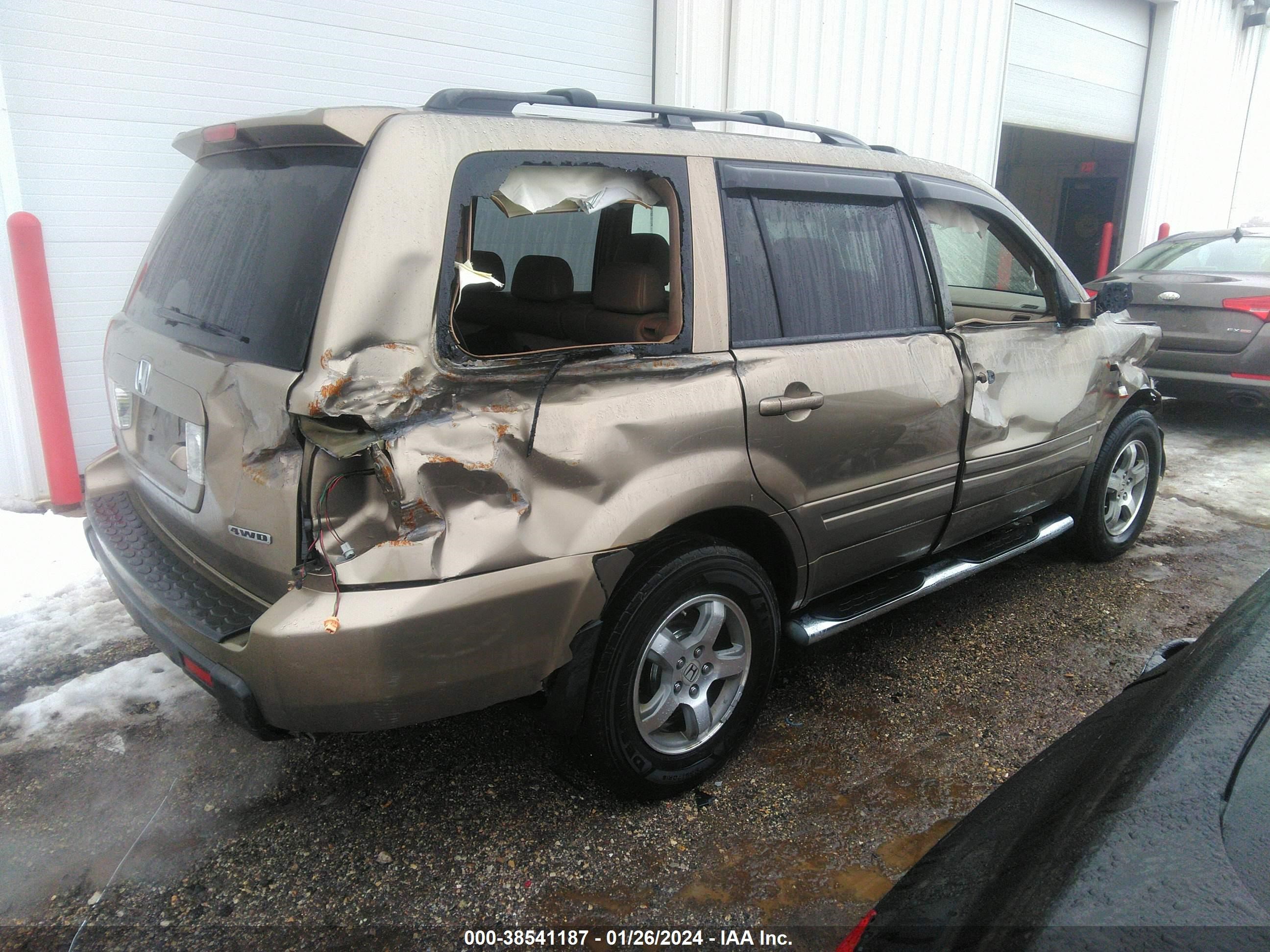 Photo 3 VIN: 5FNYF187X8B050216 - HONDA PILOT 