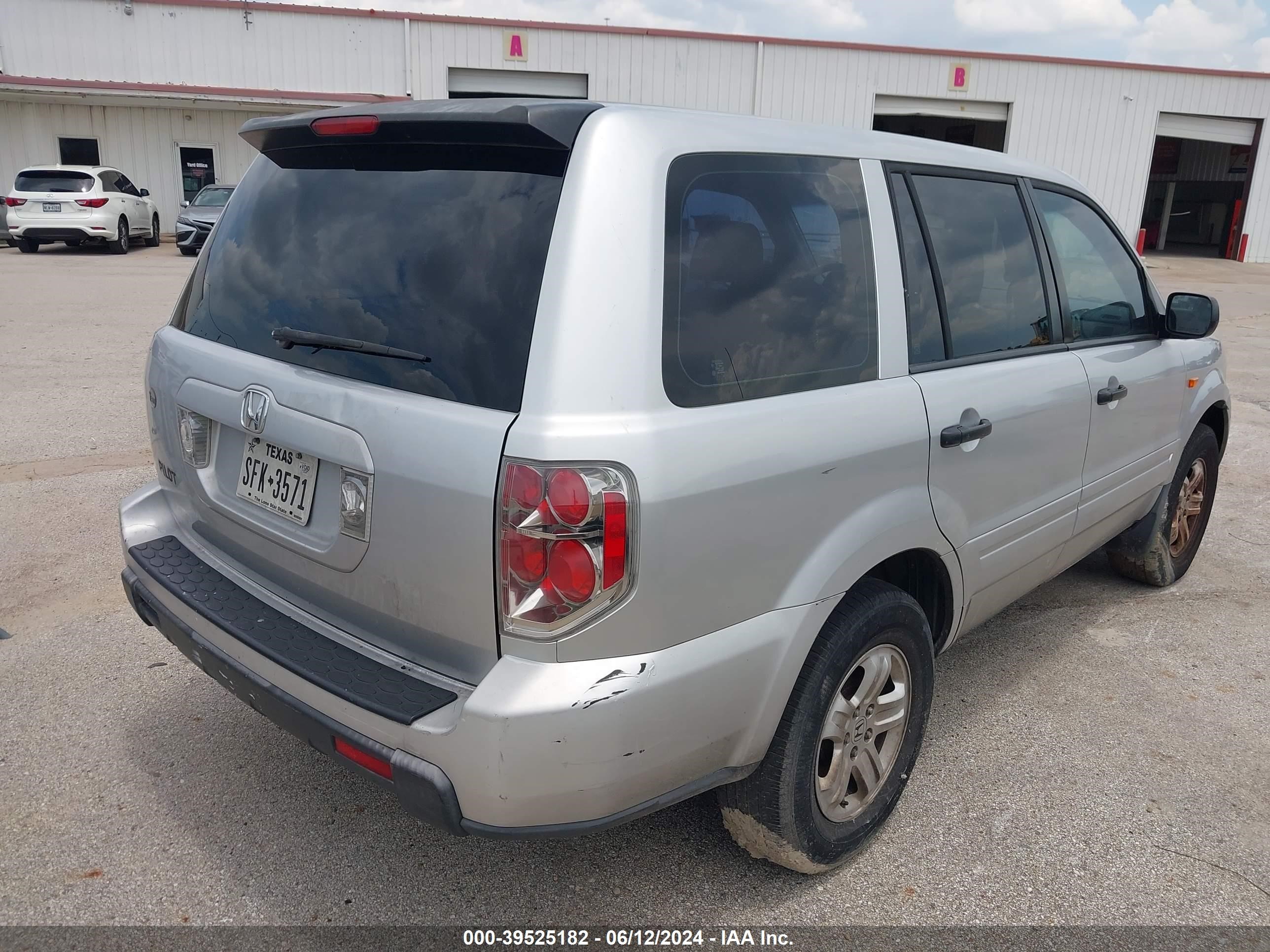 Photo 3 VIN: 5FNYF28126B020142 - HONDA PILOT 