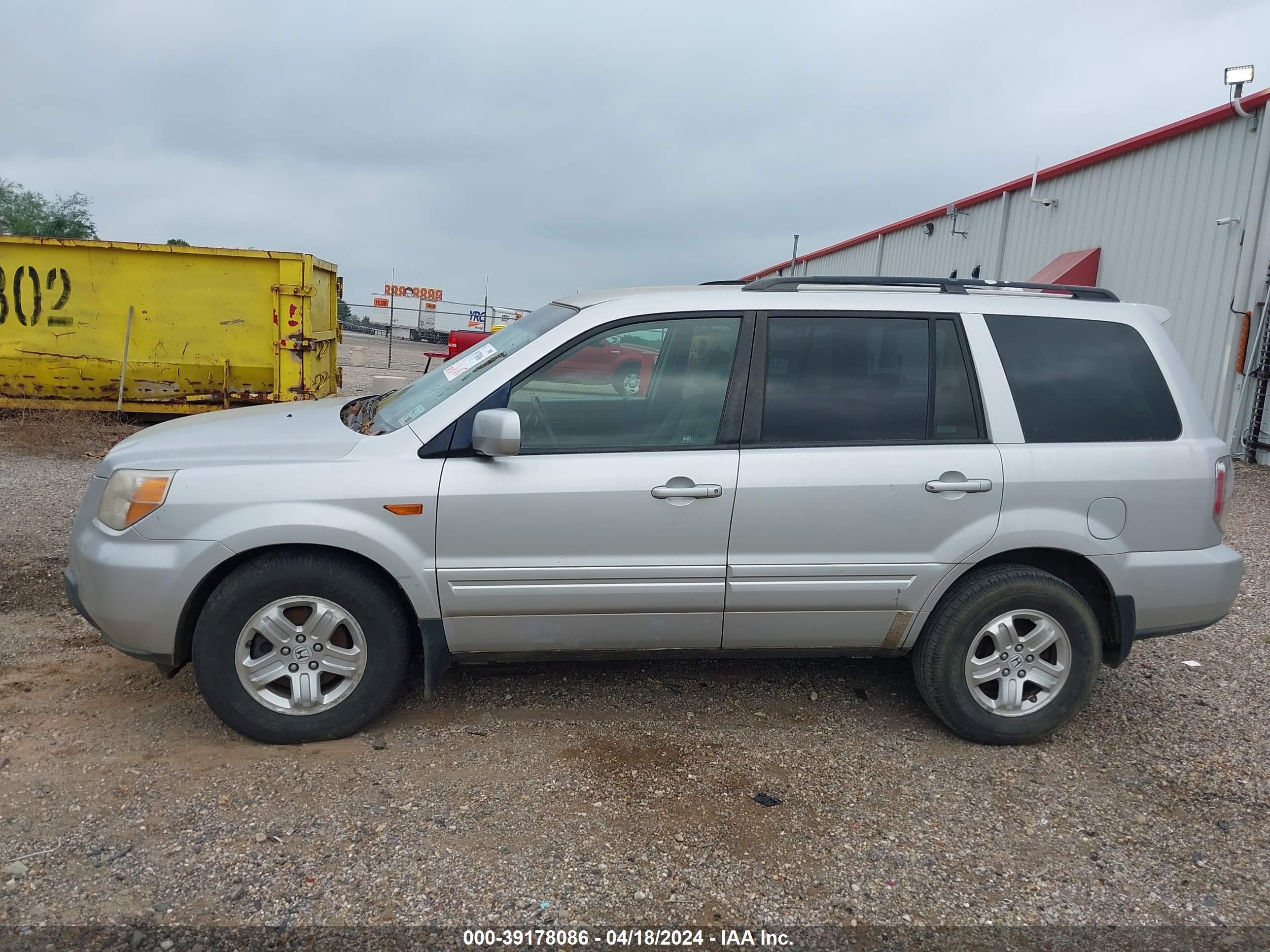 Photo 11 VIN: 5FNYF28268B025260 - HONDA PILOT 