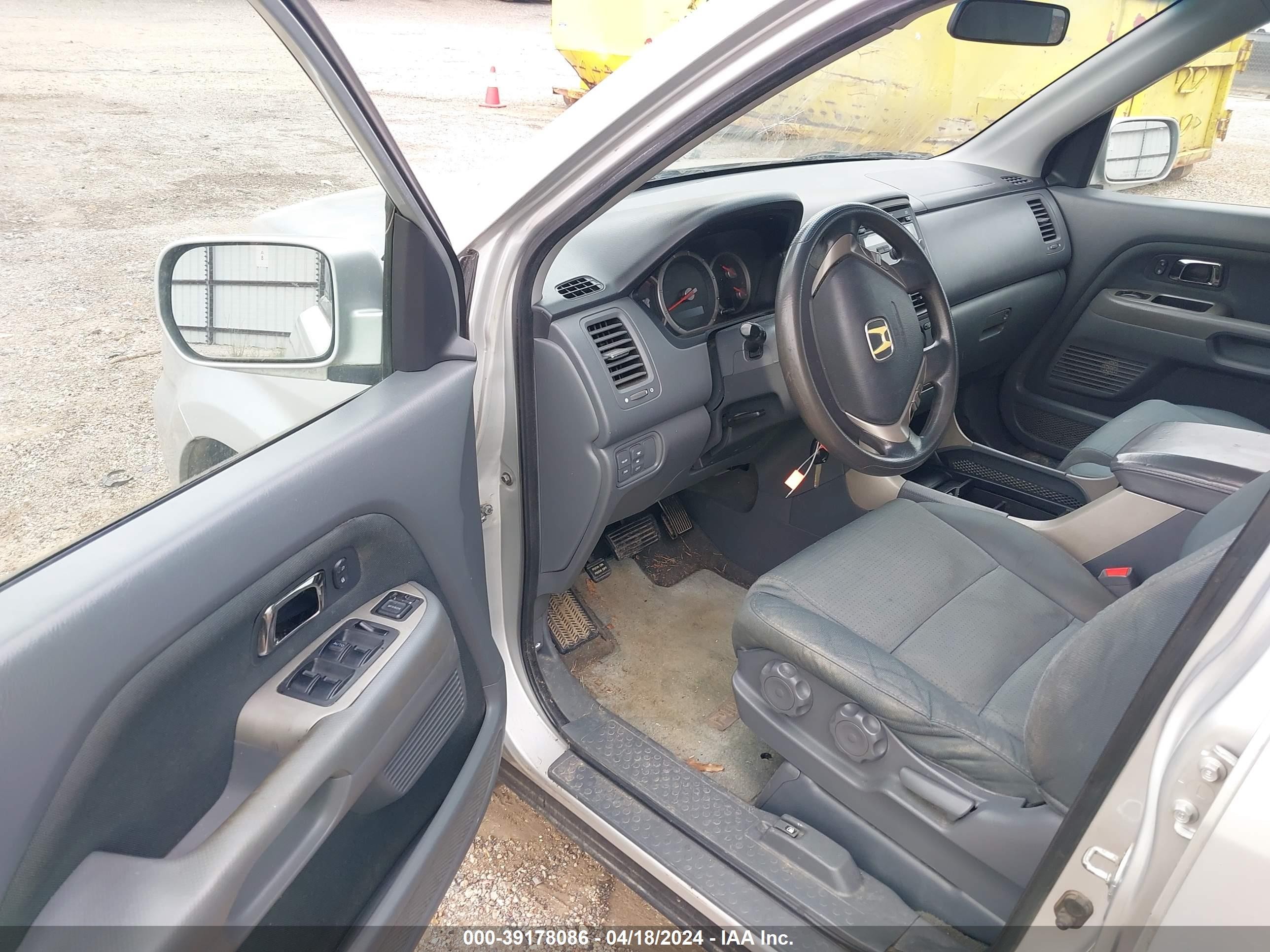 Photo 12 VIN: 5FNYF28268B025260 - HONDA PILOT 