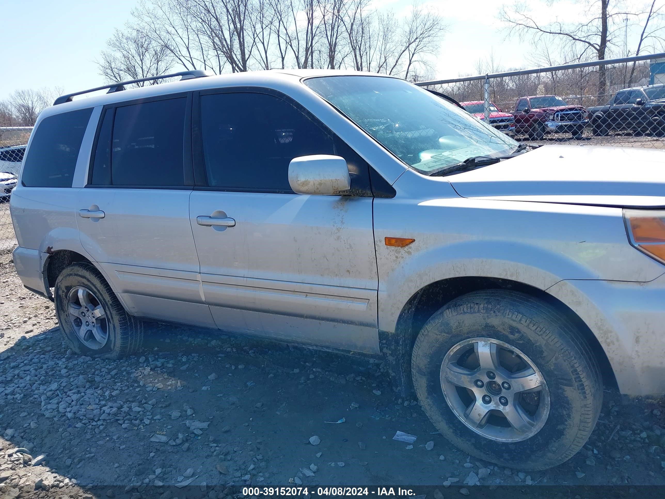 Photo 11 VIN: 5FNYF28448B017496 - HONDA PILOT 