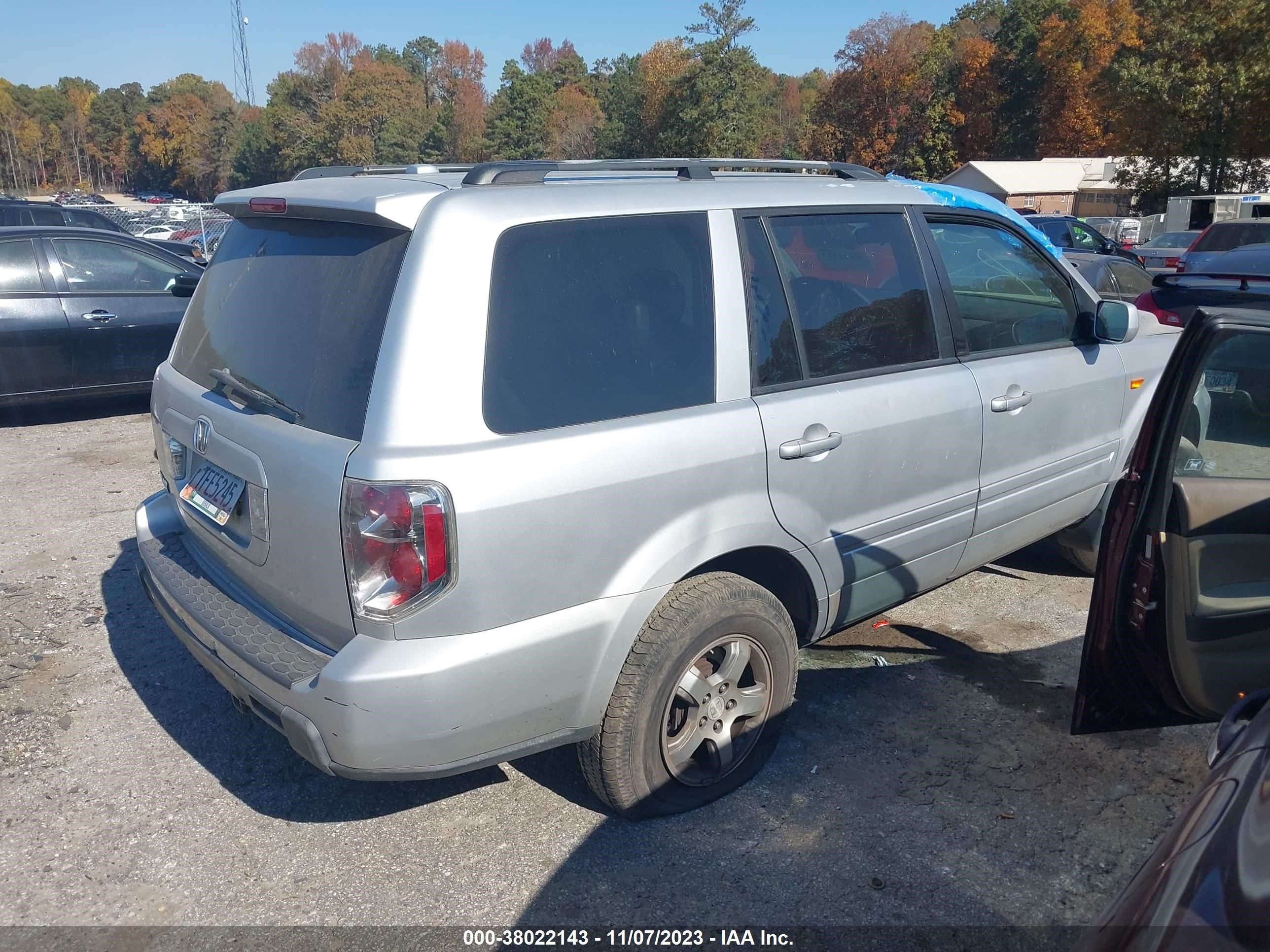 Photo 3 VIN: 5FNYF28527B046888 - HONDA PILOT 