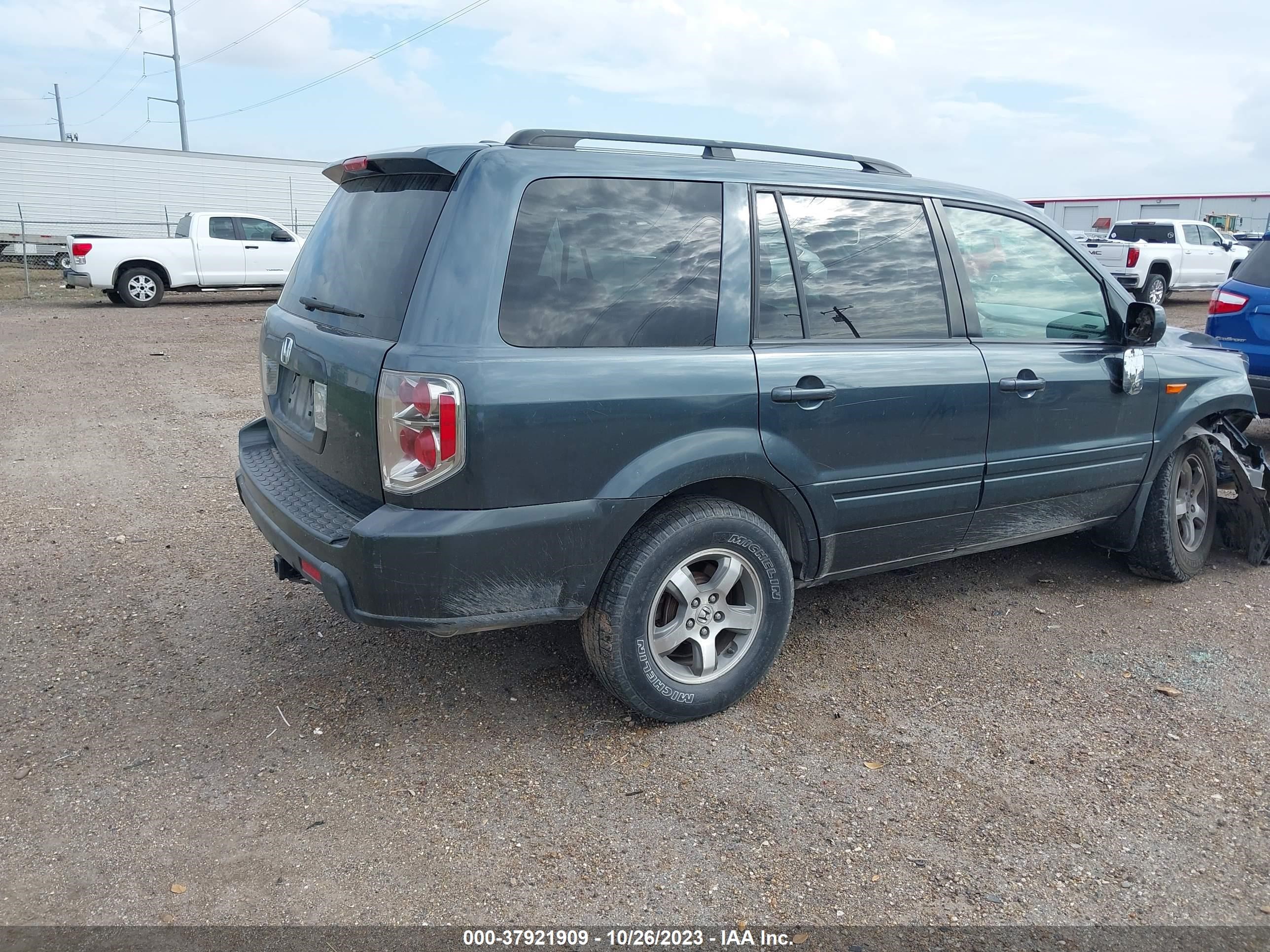 Photo 3 VIN: 5FNYF28596B015877 - HONDA PILOT 