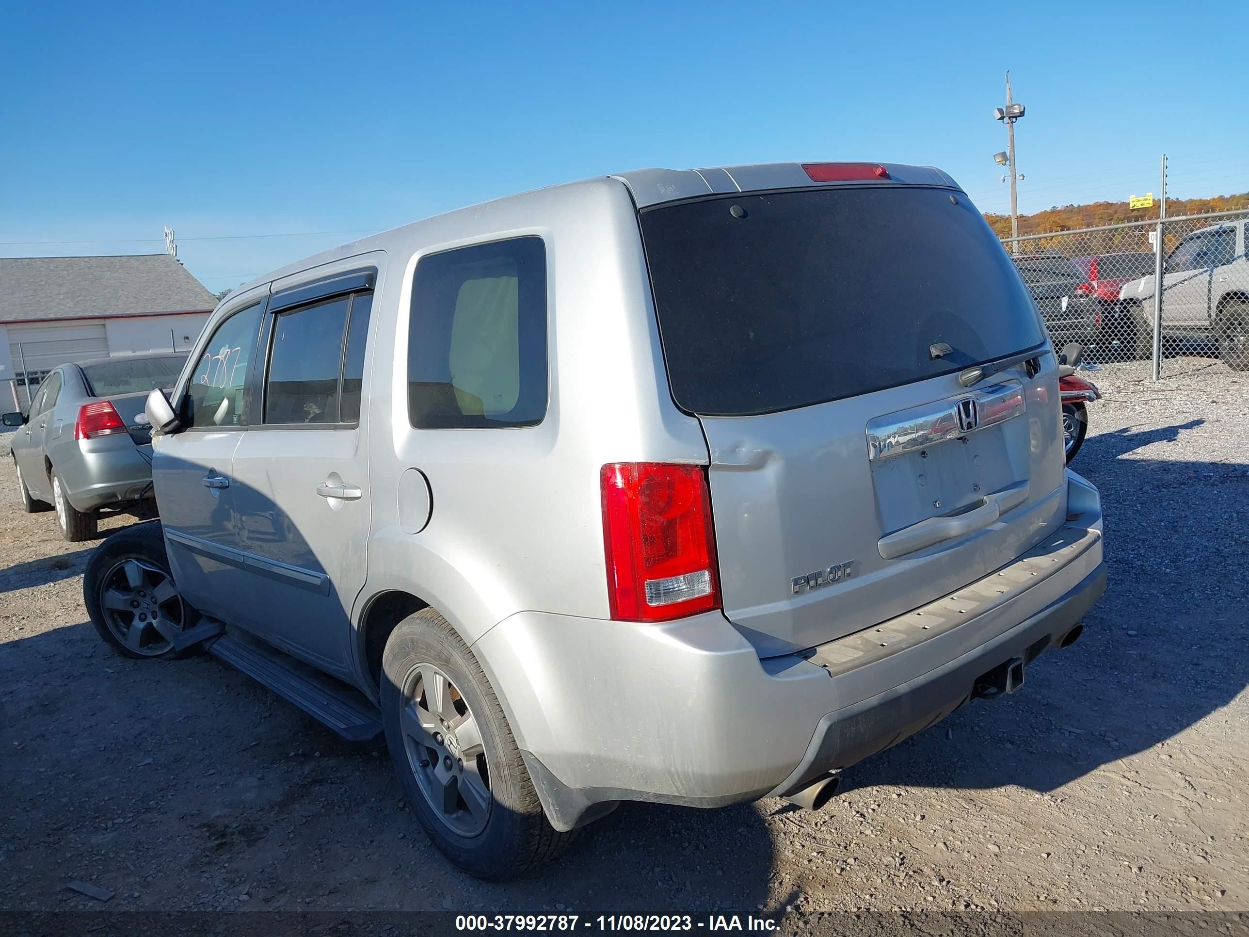 Photo 2 VIN: 5FNYF38529B015911 - HONDA PILOT 